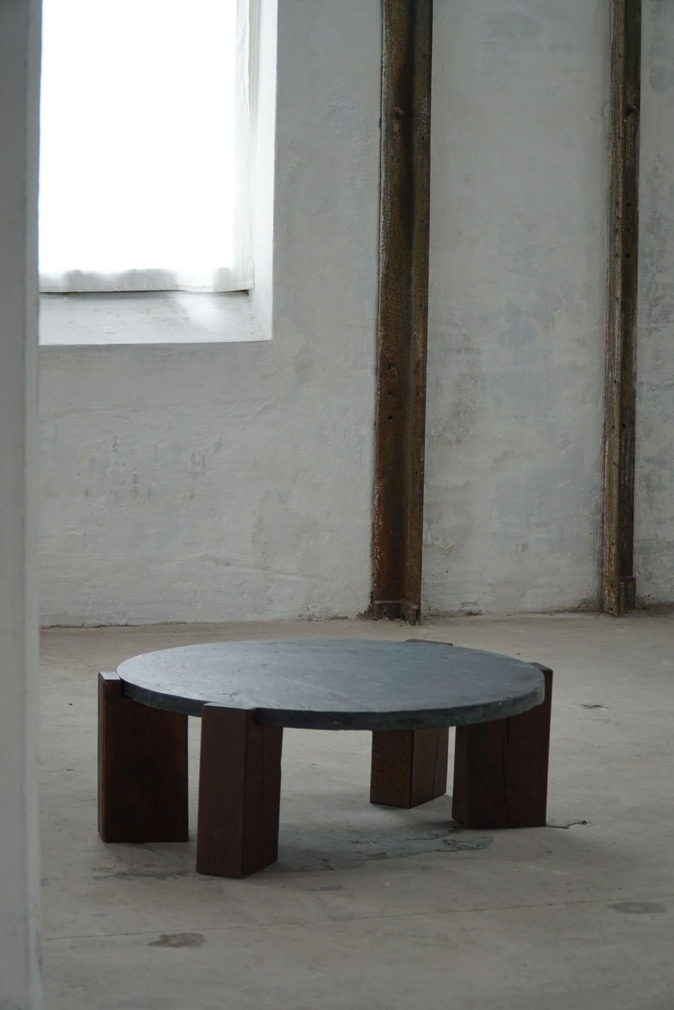 Runder brutalistischer Couchtisch aus Eiche und Schiefer, Französisch Mid-Century Modern, 1970er Jahre im Angebot 5