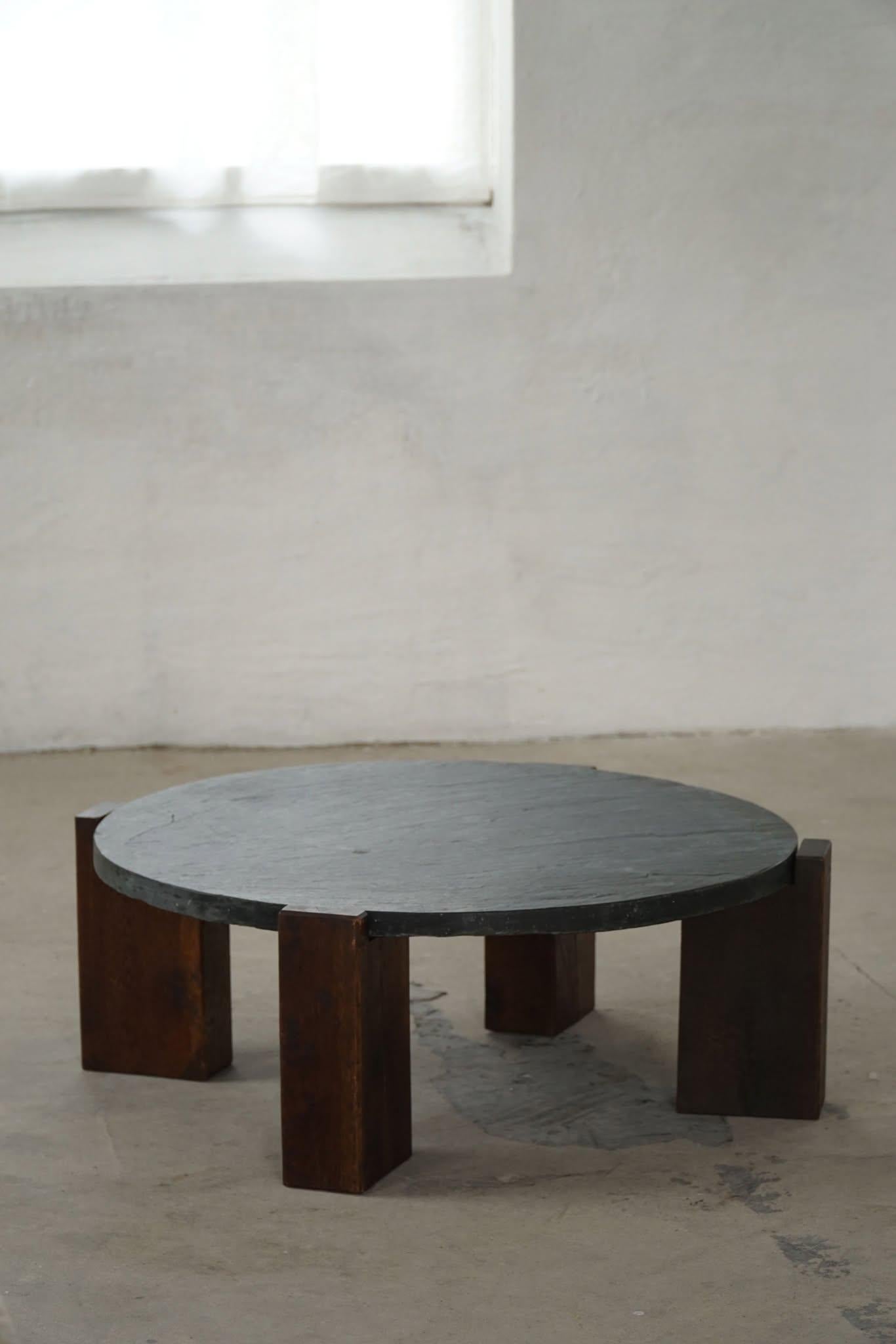 Runder brutalistischer Couchtisch aus Eiche und Schiefer, Französisch Mid-Century Modern, 1970er Jahre im Angebot 9