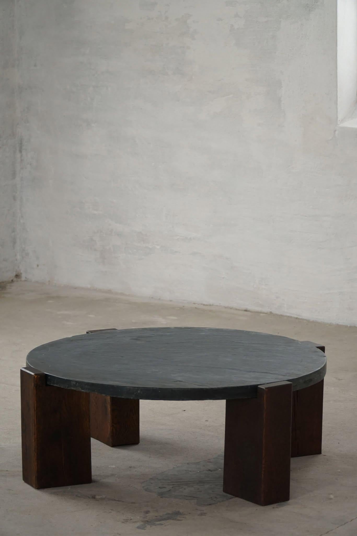 Runder brutalistischer Couchtisch aus Eiche und Schiefer, Französisch Mid-Century Modern, 1970er Jahre im Angebot 10