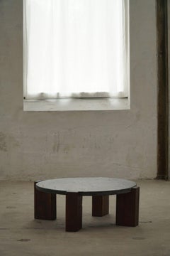 Table basse ronde brutaliste française en chêne et ardoise, mi-siècle moderne, 1970