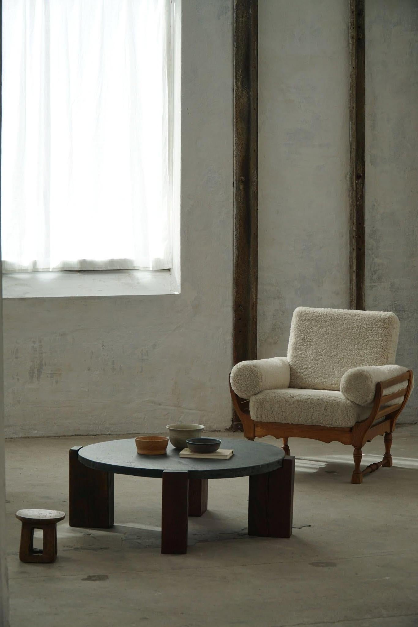 Runder brutalistischer Couchtisch aus Eiche und Schiefer, Französisch Mid-Century Modern, 1970er Jahre (Brutalismus) im Angebot