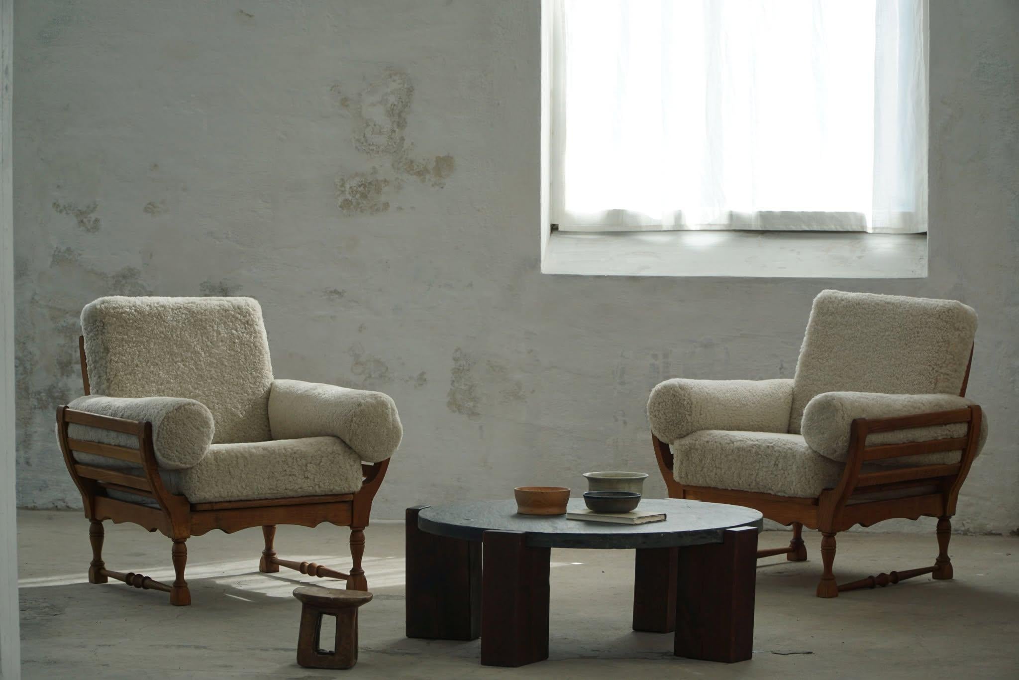 Runder brutalistischer Couchtisch aus Eiche und Schiefer, Französisch Mid-Century Modern, 1970er Jahre (20. Jahrhundert) im Angebot