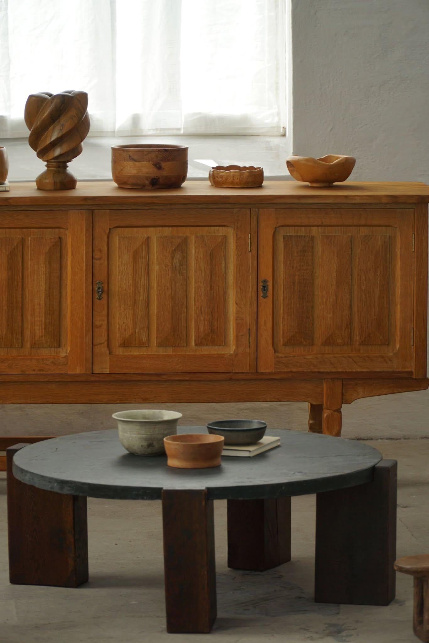 Runder brutalistischer Couchtisch aus Eiche und Schiefer, Französisch Mid-Century Modern, 1970er Jahre (Steingut) im Angebot