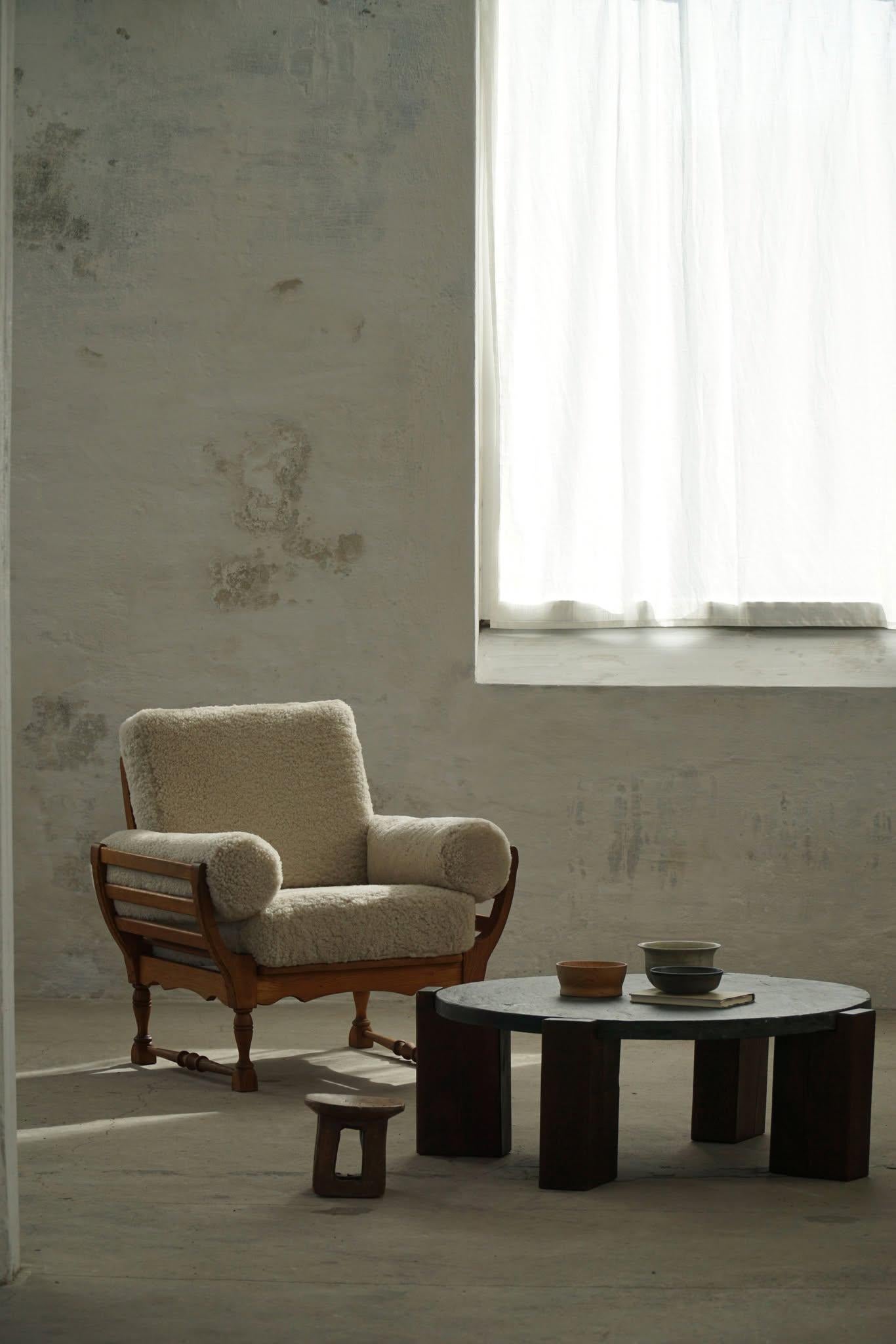 Runder brutalistischer Couchtisch aus Eiche und Schiefer, Französisch Mid-Century Modern, 1970er Jahre im Angebot 1