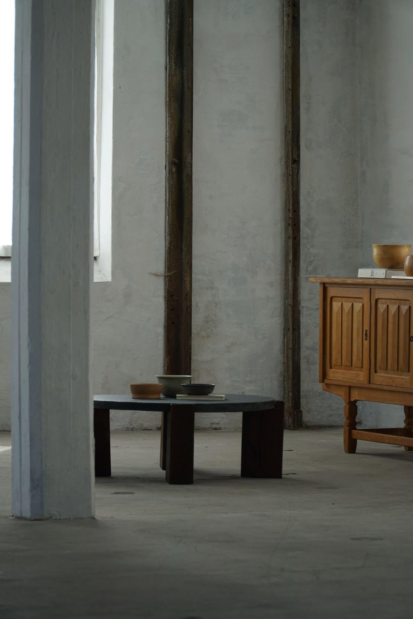 Runder brutalistischer Couchtisch aus Eiche und Schiefer, Französisch Mid-Century Modern, 1970er Jahre im Angebot 2