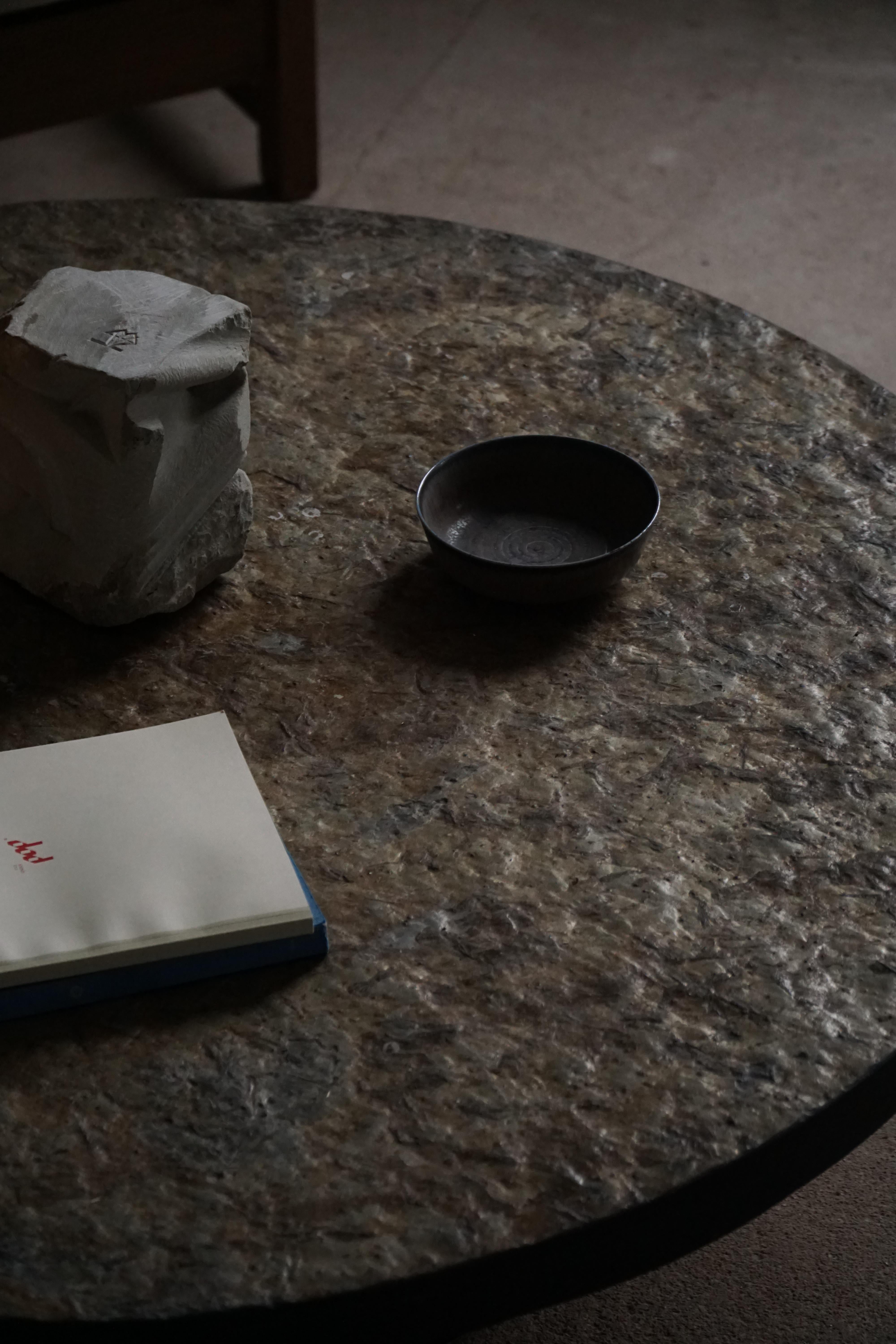 Scandinave Round Brutalist Coffee Table in Stone & Steel, French Mid-Century Modern, 1970s en vente