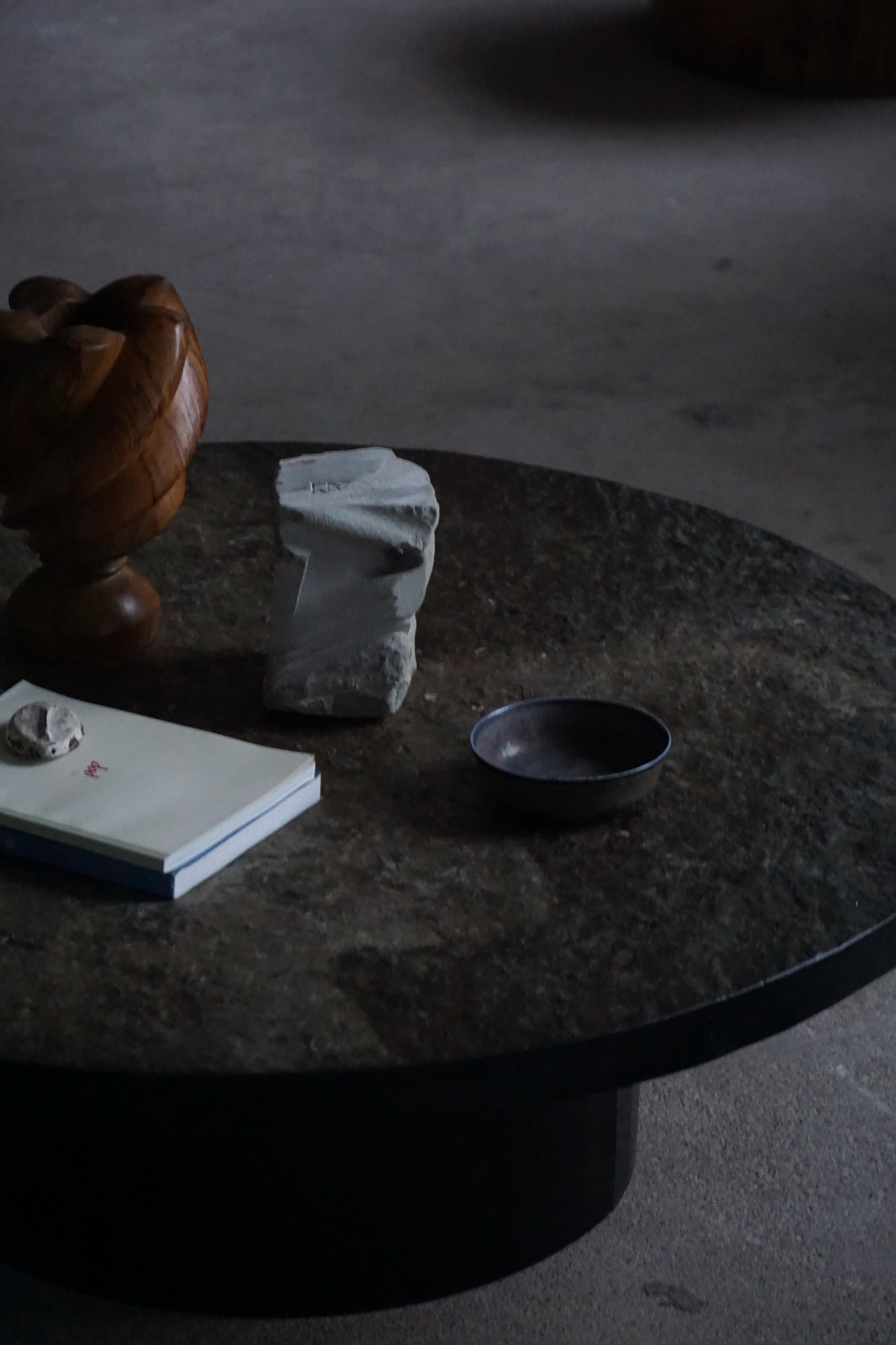 Round Brutalist Coffee Table in Stone & Steel, French Mid-Century Modern, 1970s en vente 2