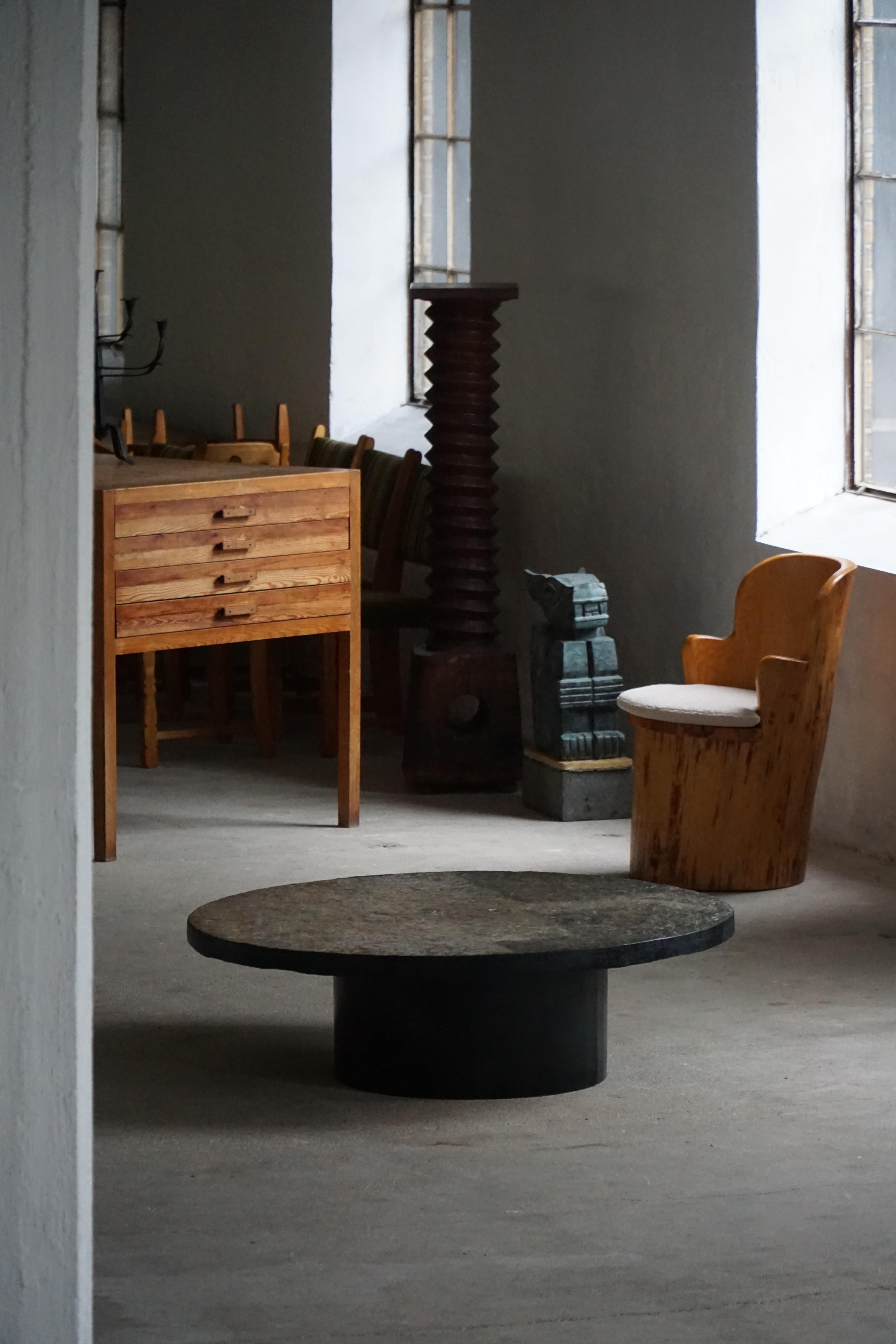Round Brutalist Coffee Table in Stone & Steel, French Mid-Century Modern, 1970s en vente 4