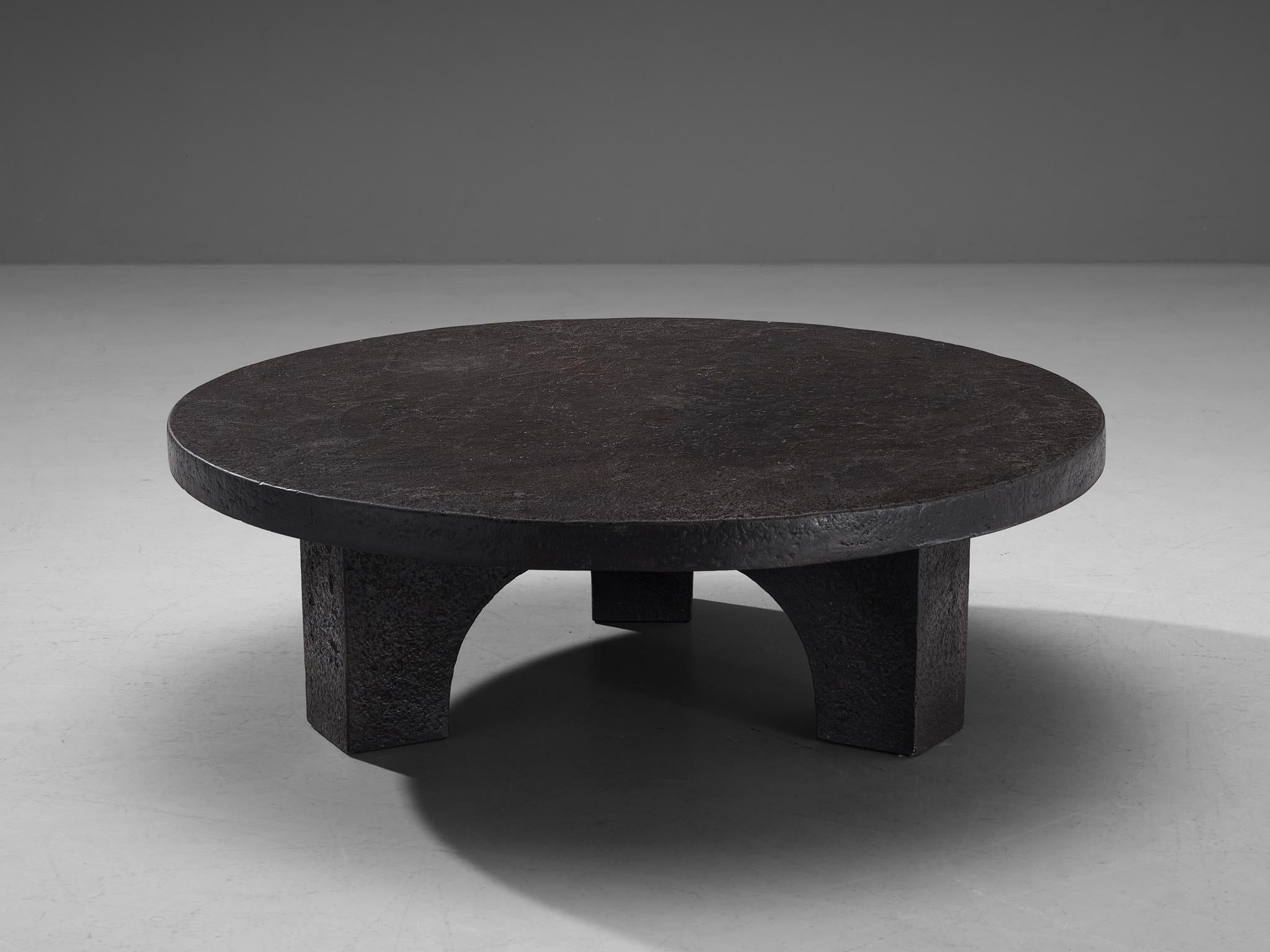 Round Brutalist Coffee Table with Stone Look  In Good Condition In Waalwijk, NL