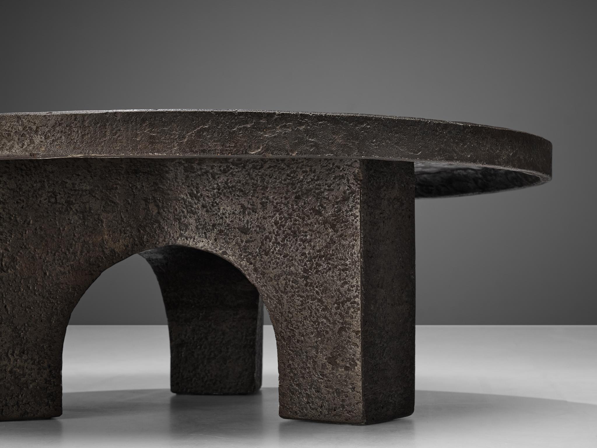 Round Brutalist Coffee Table with Stone Look In Good Condition In Waalwijk, NL