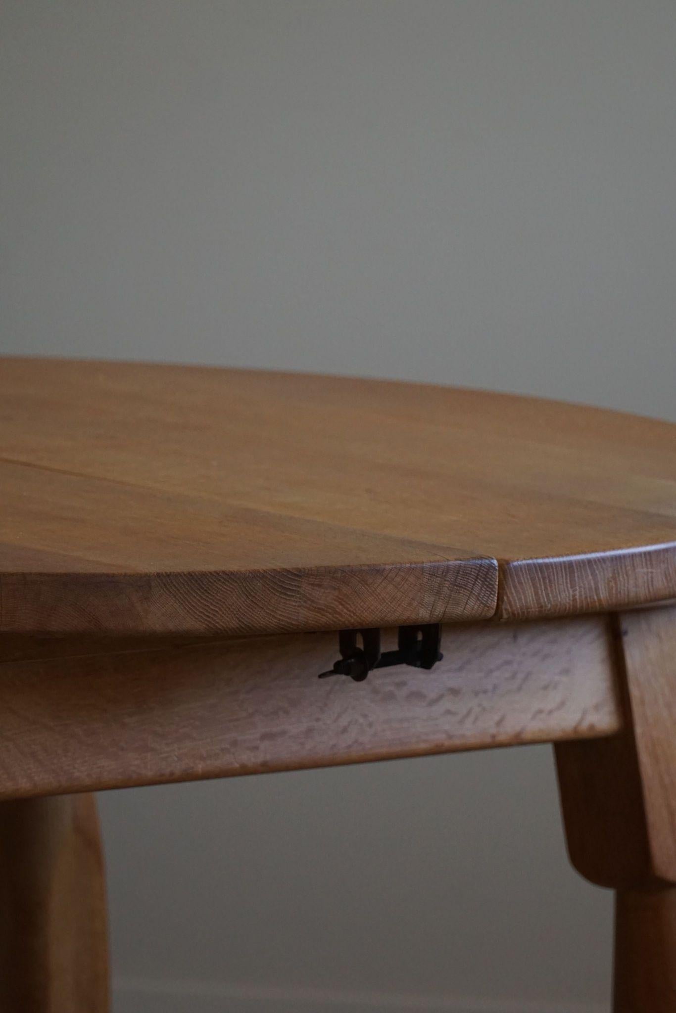 Round Brutalist Dining Table in Oak, Mid Century Modern, Made in France, 1960s For Sale 4