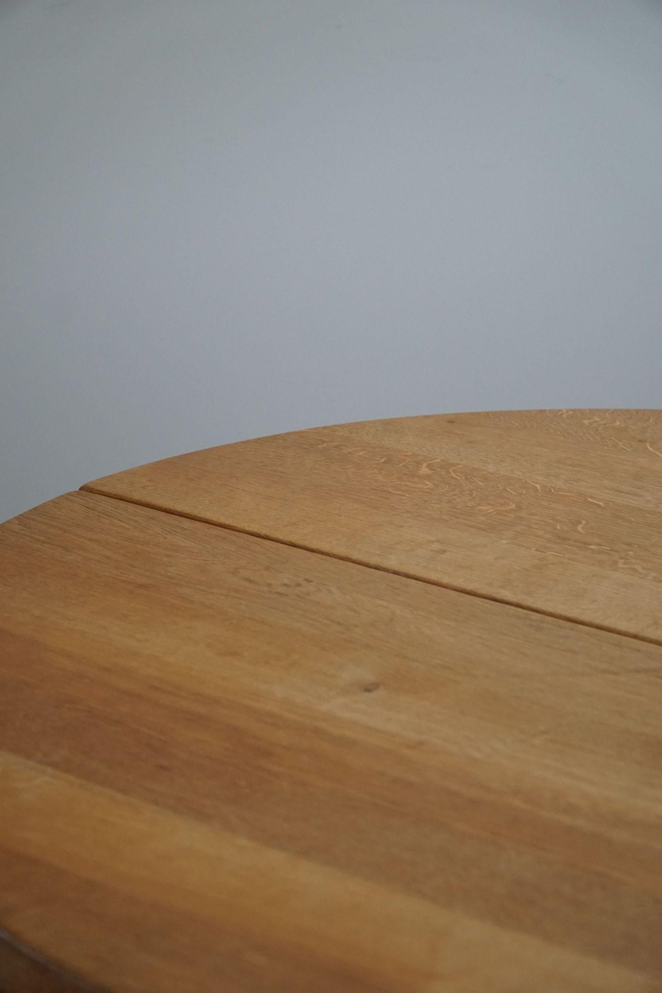Round Brutalist Dining Table in Oak, Mid Century Modern, Made in France, 1960s For Sale 5