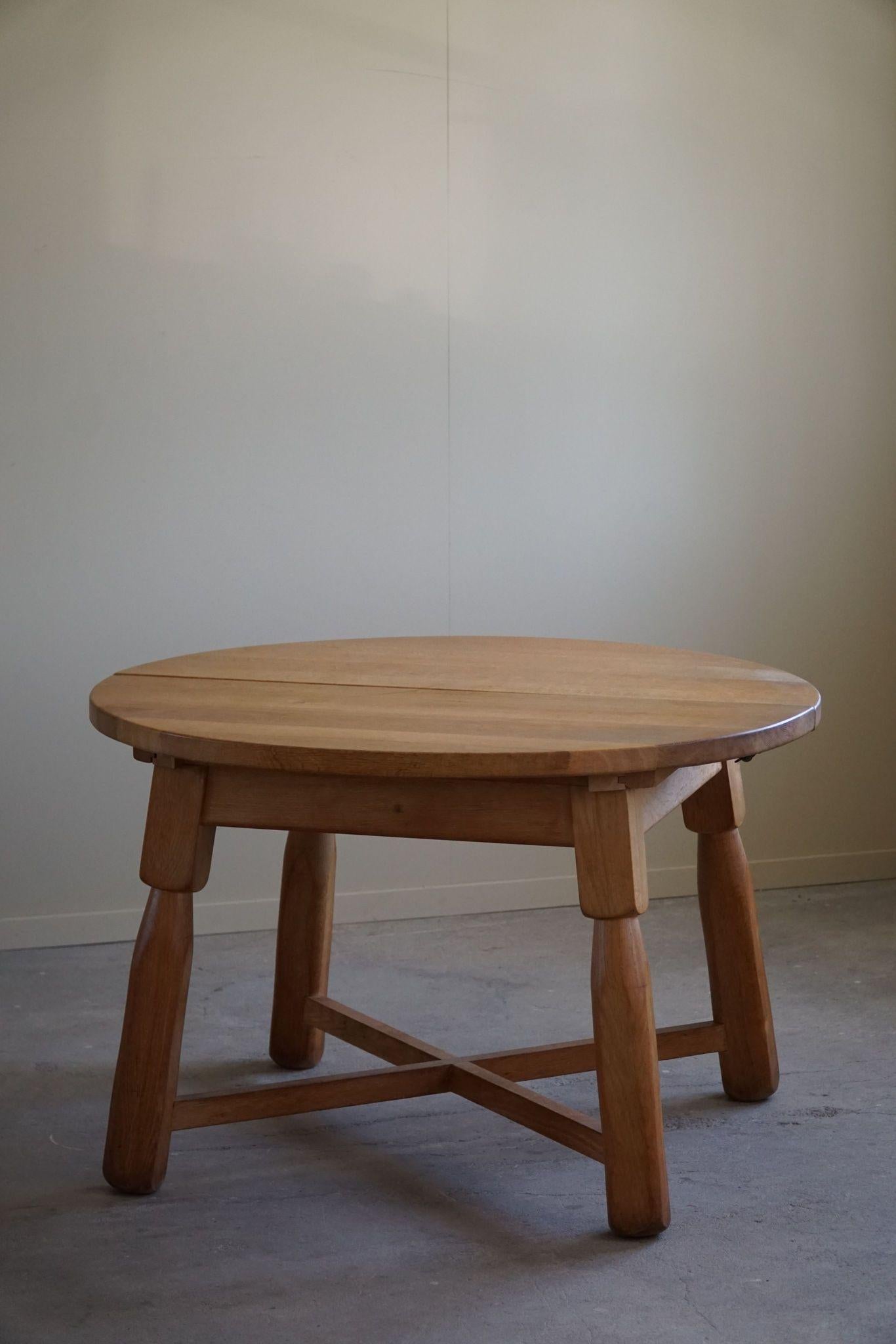 Round Brutalist Dining Table in Oak, Mid Century Modern, Made in France, 1960s For Sale 8
