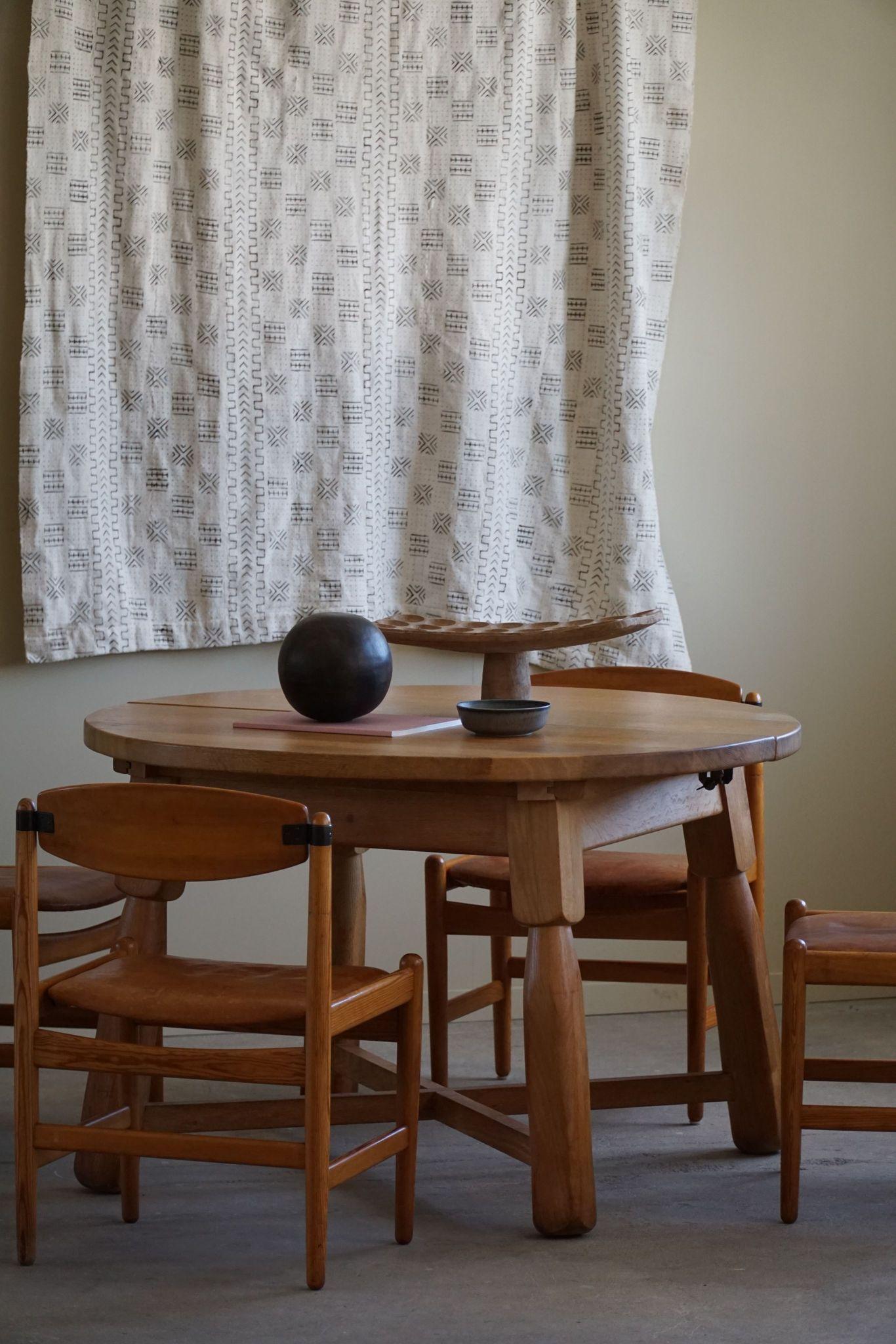 Round Brutalist Dining Table in Oak, Mid Century Modern, Made in France, 1960s For Sale 11