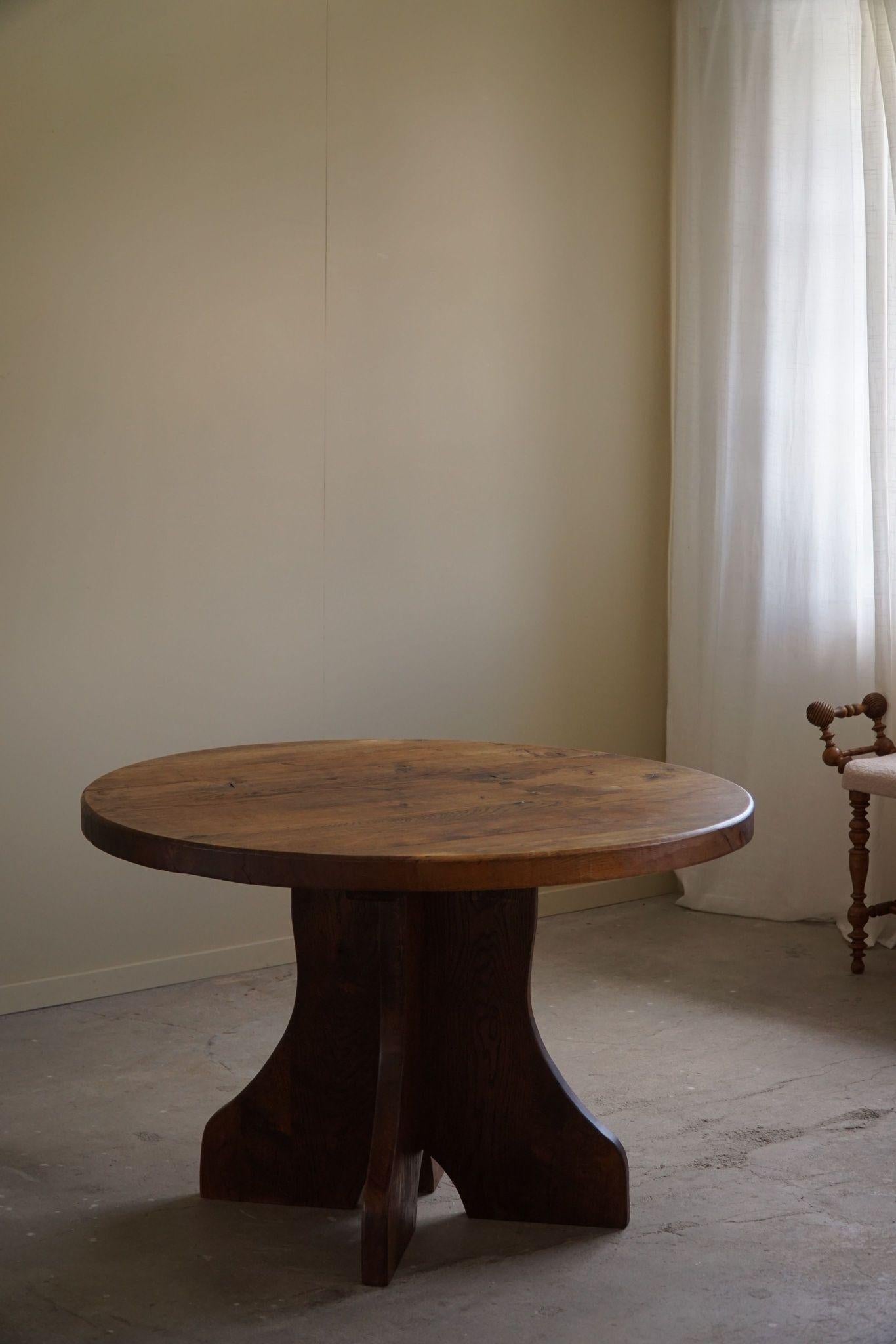 Mesa de Comedor Brutalista Redonda de Roble, Moderna de Mediano Siglo, Fabricada en Francia, Años 60 Moderno de mediados de siglo