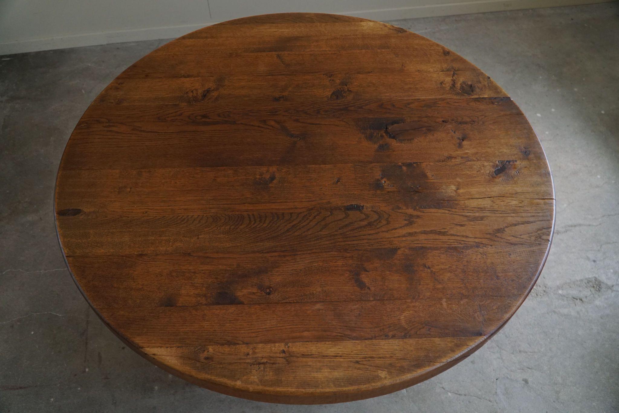 Mesa de Comedor Brutalista Redonda de Roble, Moderna de Mediano Siglo, Fabricada en Francia, Años 60 Francés