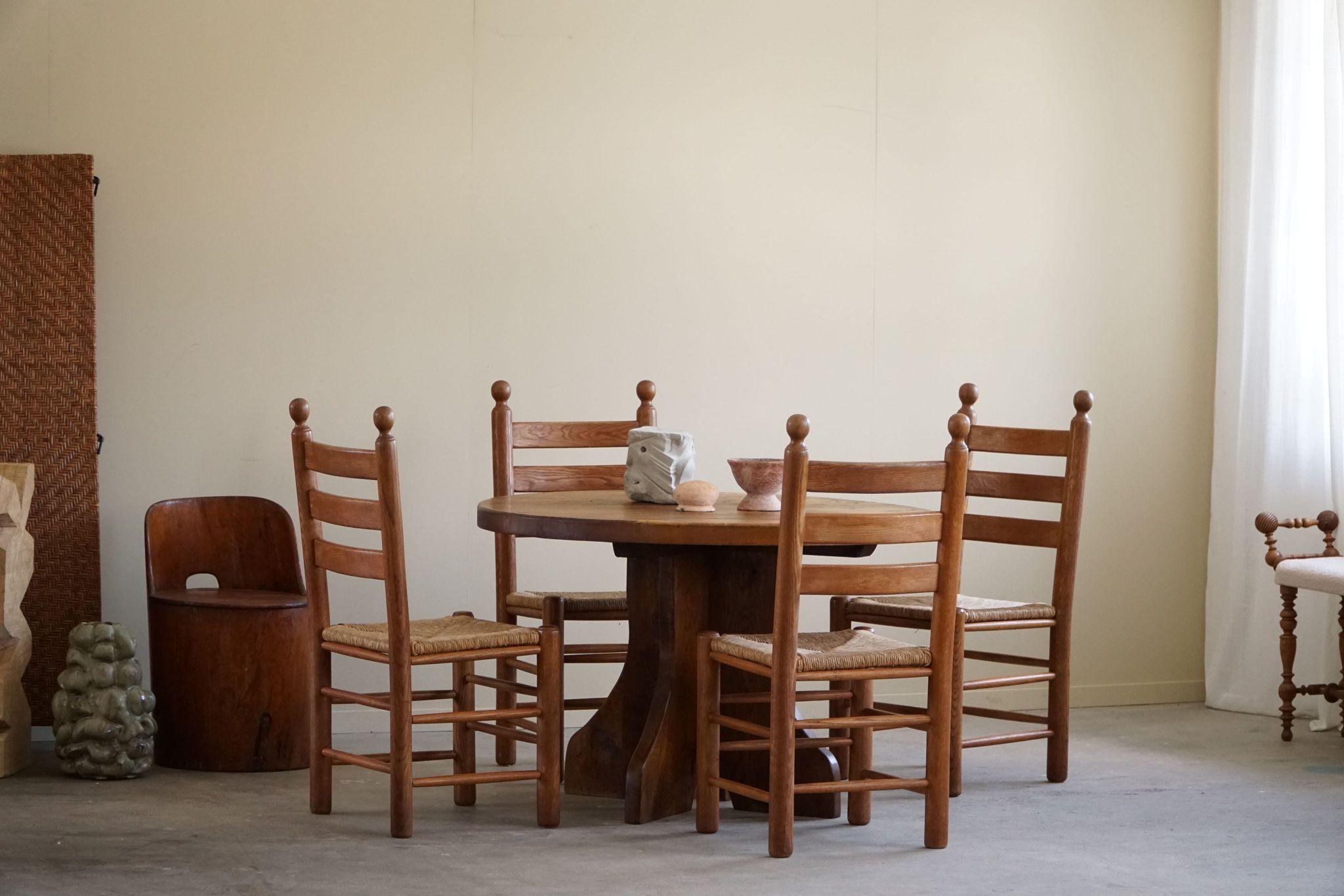 Mesa de Comedor Brutalista Redonda de Roble, Moderna de Mediano Siglo, Fabricada en Francia, Años 60 en Bueno Estado en Odense, DK