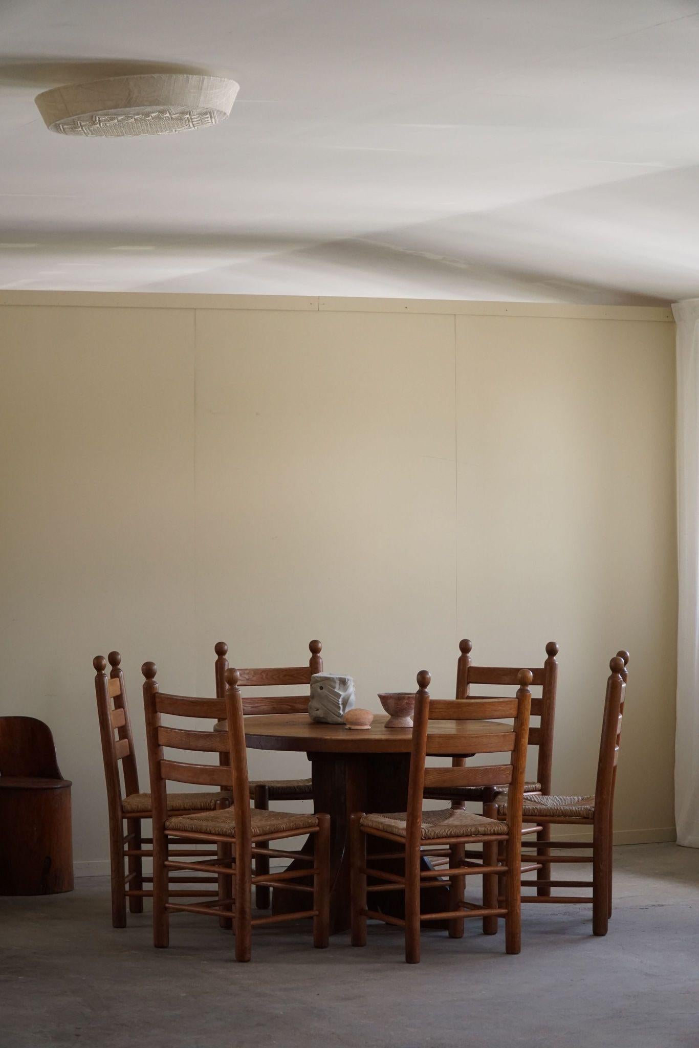 Mesa de Comedor Brutalista Redonda de Roble, Moderna de Mediano Siglo, Fabricada en Francia, Años 60 siglo XX