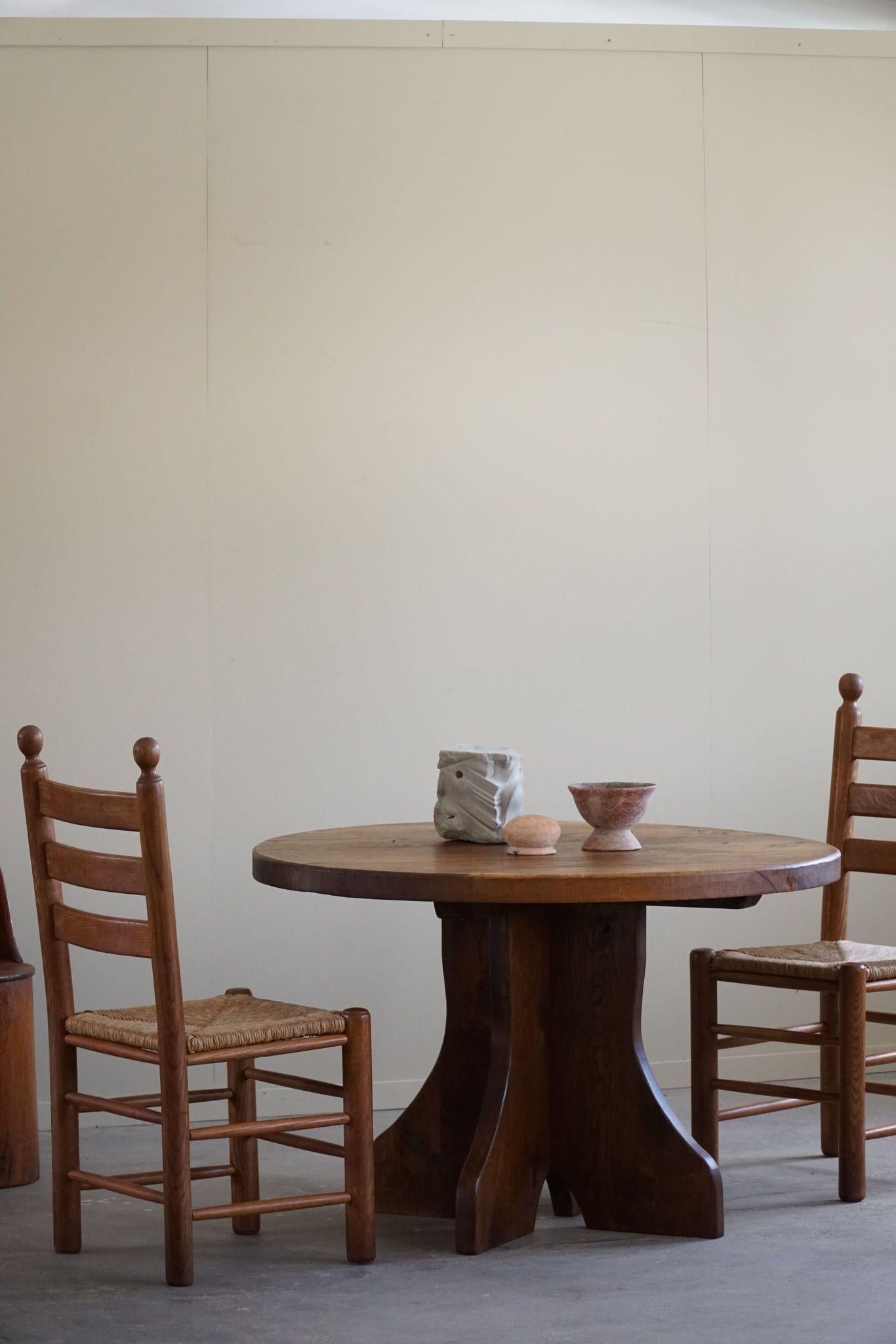 Mesa de Comedor Brutalista Redonda de Roble, Moderna de Mediano Siglo, Fabricada en Francia, Años 60 1