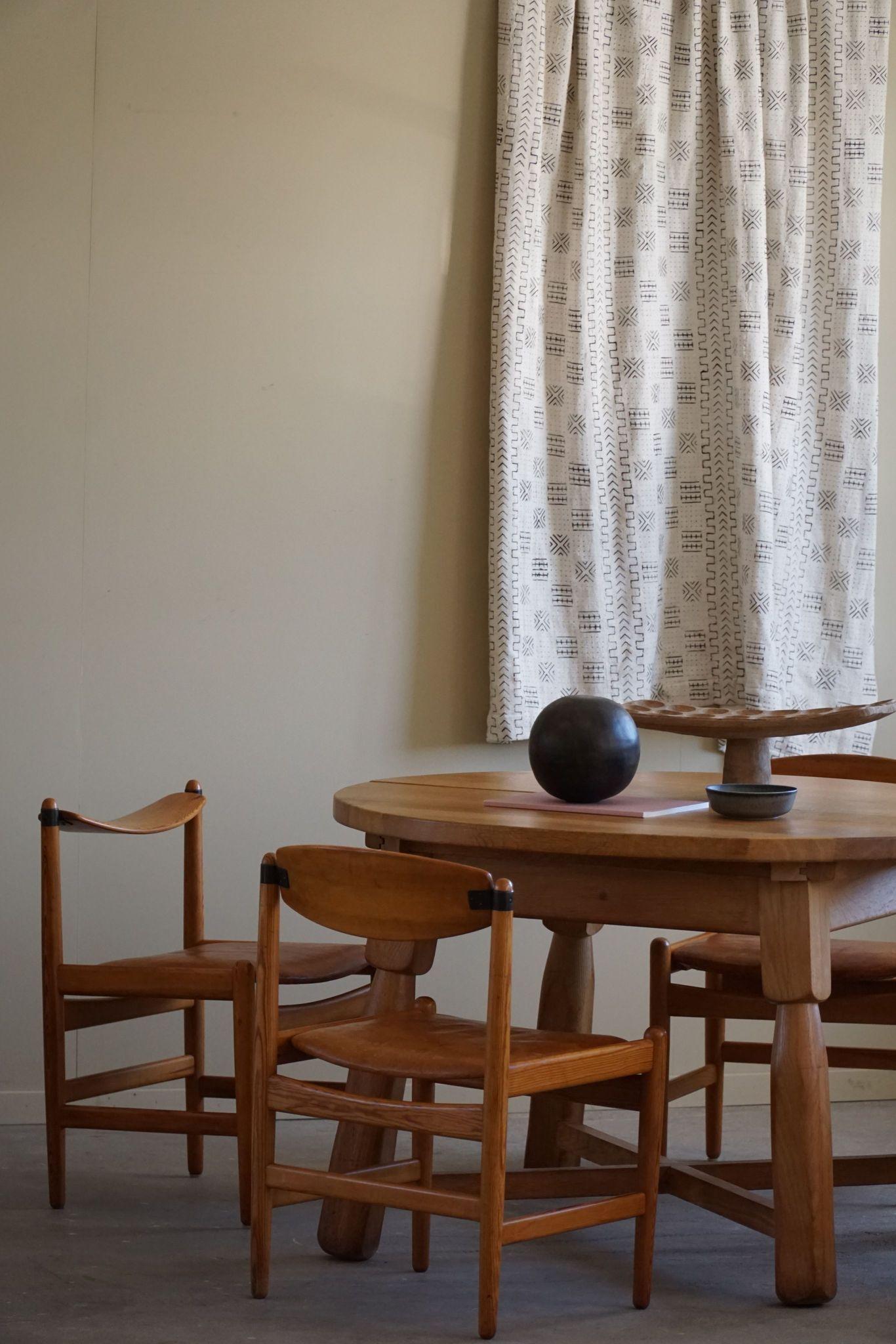 Round Brutalist Dining Table in Oak, Mid Century Modern, Made in France, 1960s For Sale 3