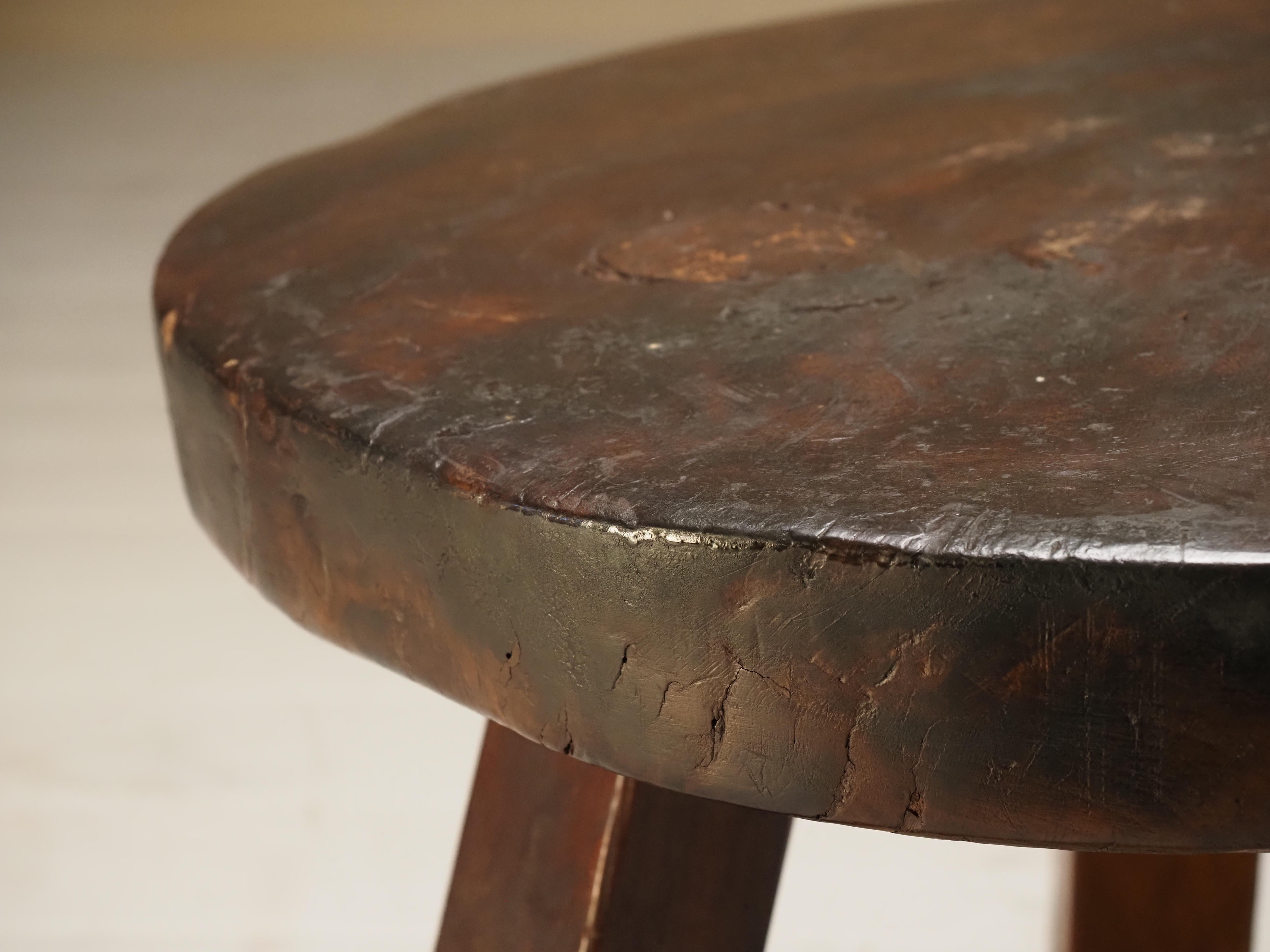 Round brutalist side table For Sale 4