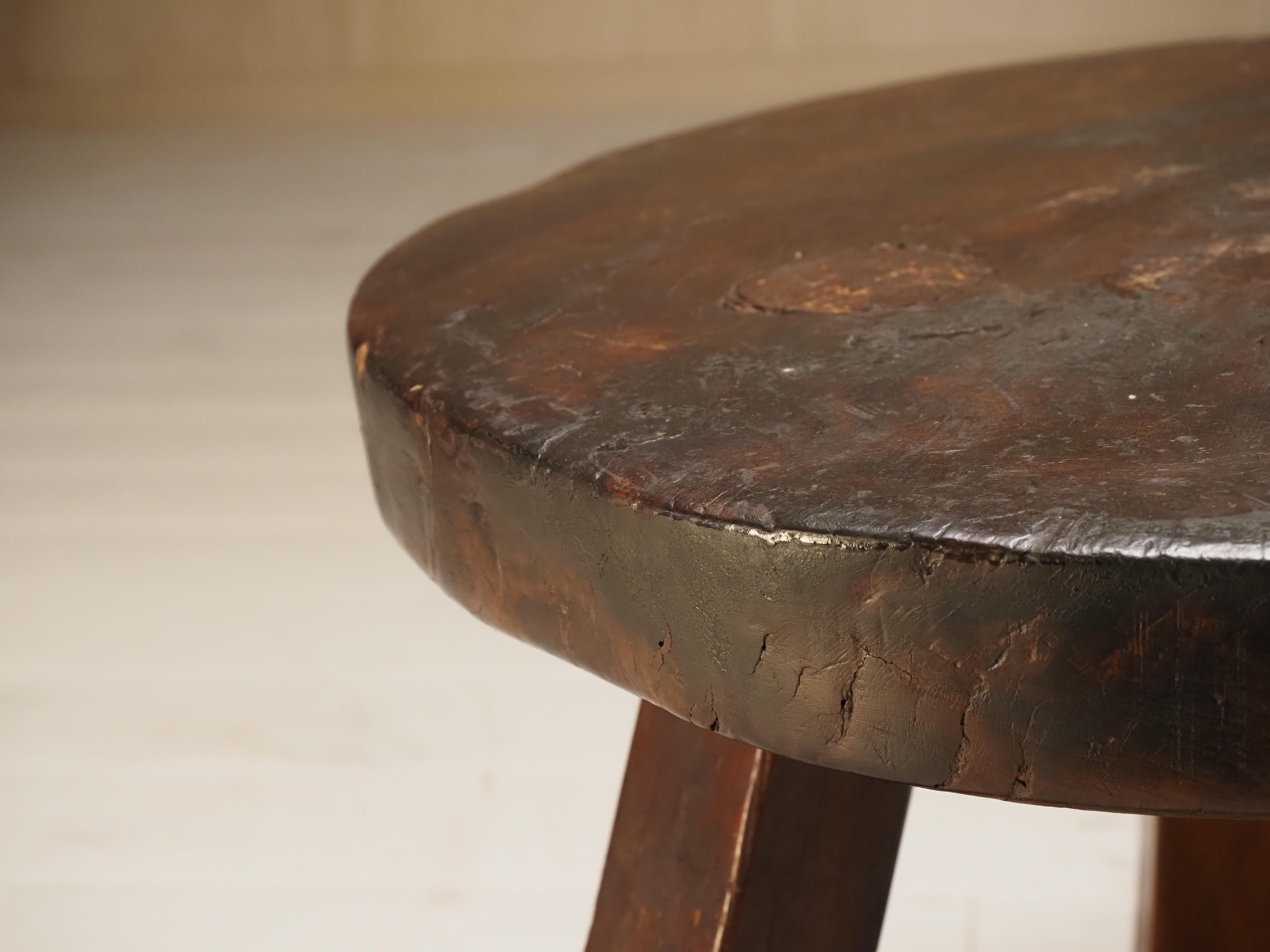 Round brutalist side table For Sale 5
