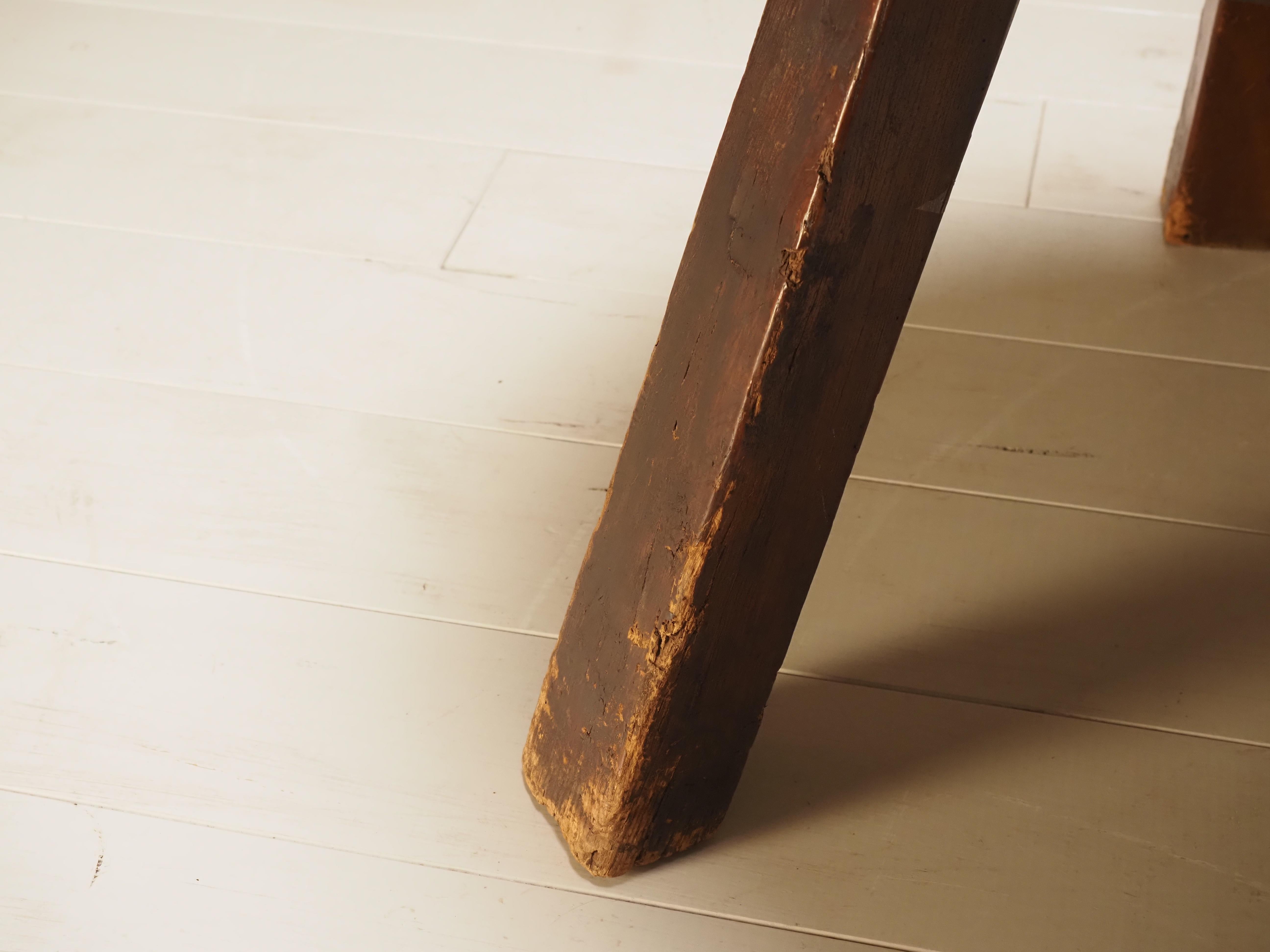 Round brutalist side table For Sale 6