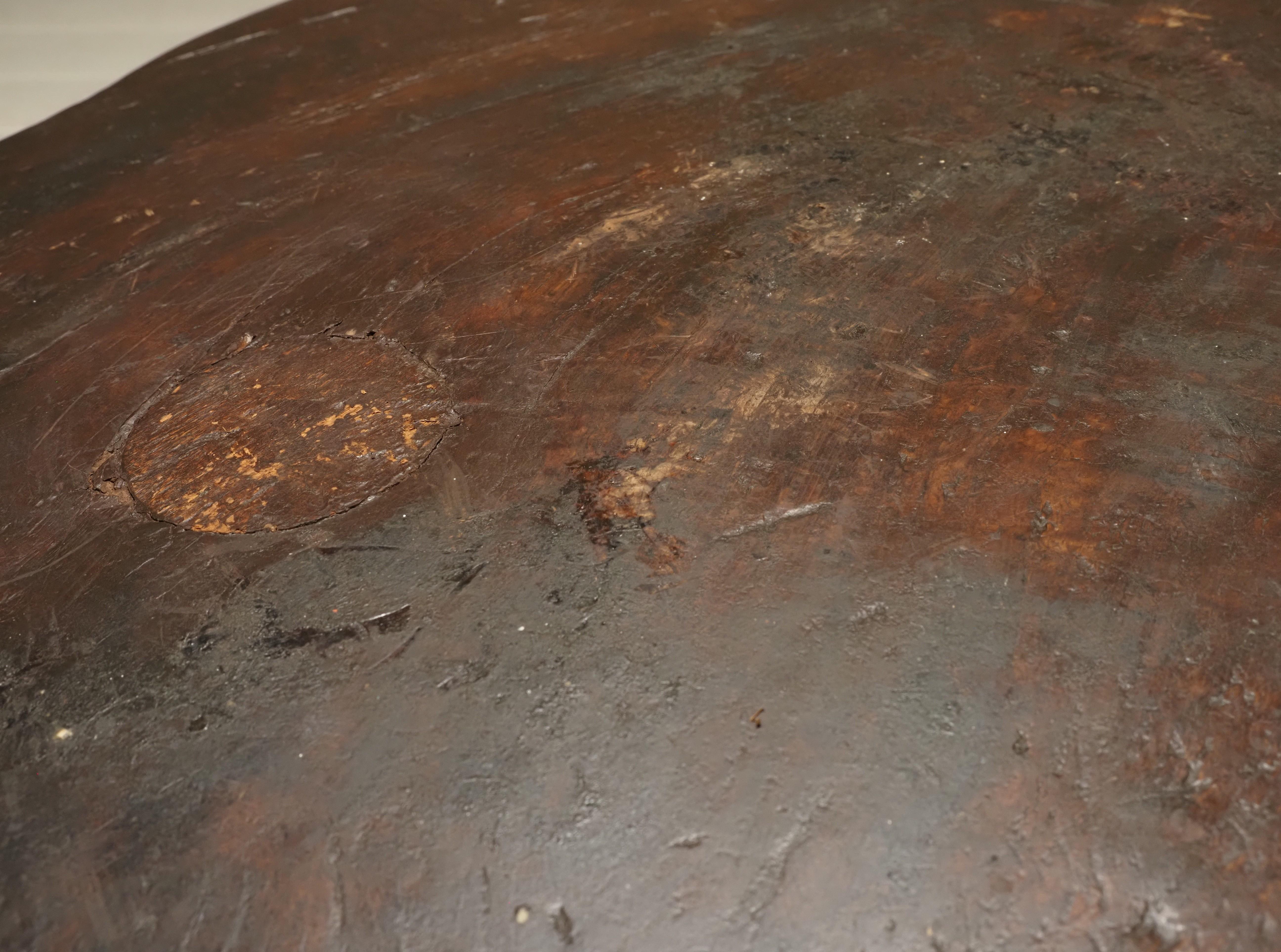 Round brutalist side table For Sale 8