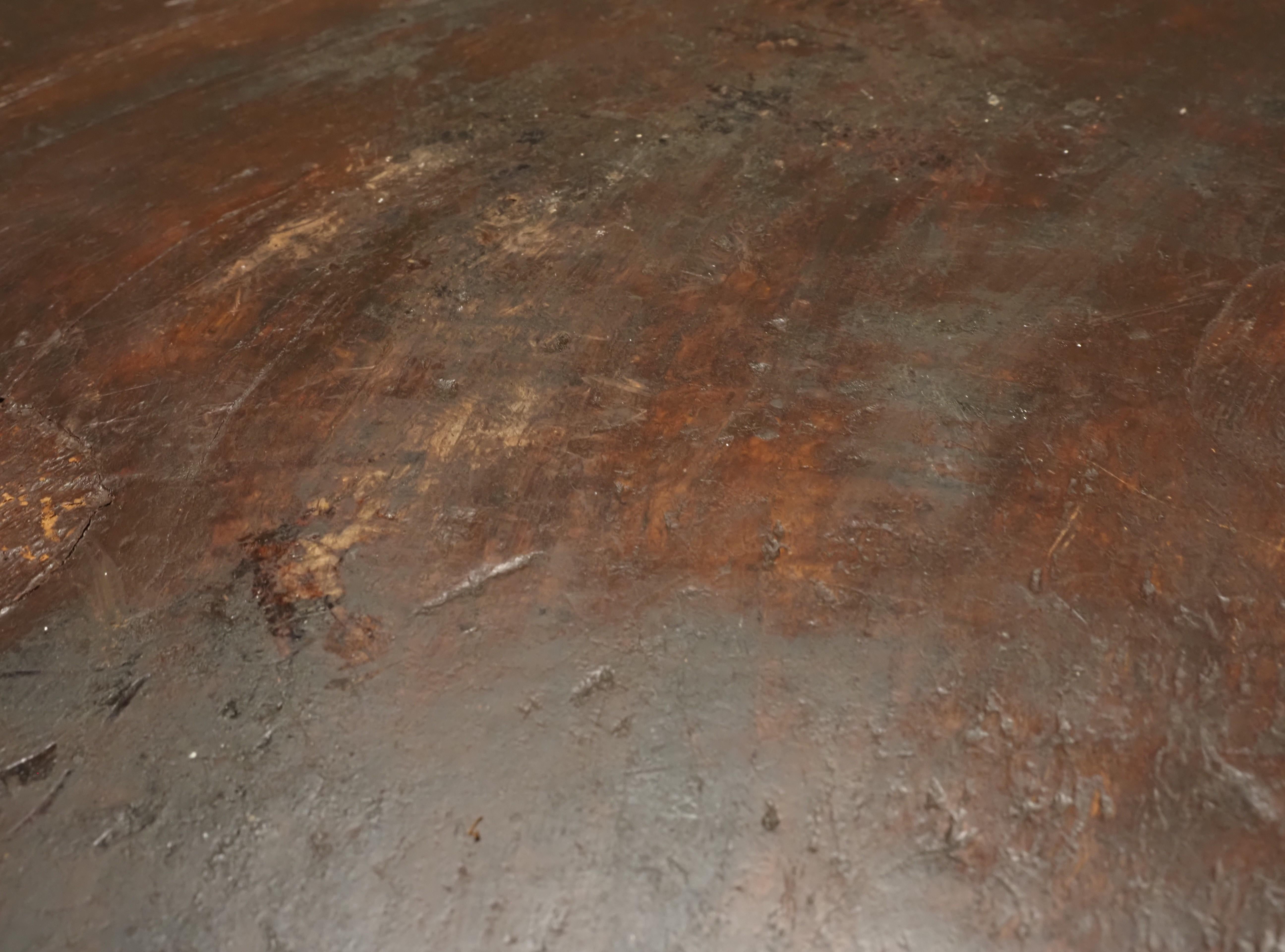 Round brutalist side table For Sale 10
