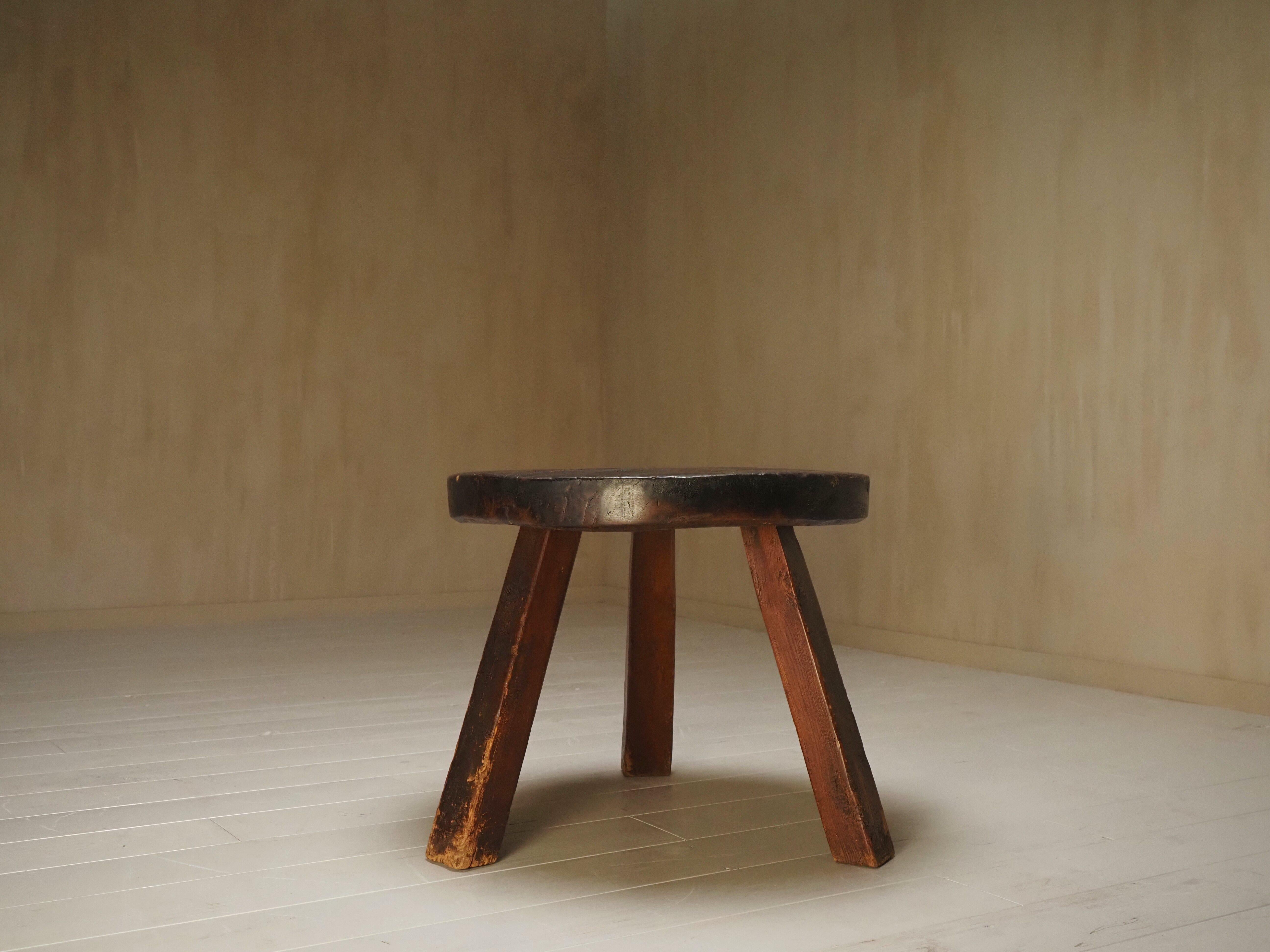 Round brutalist side table
With its brute, natural finish and three thick, angled legs, this table combines raw craftsmanship with timeless strength.