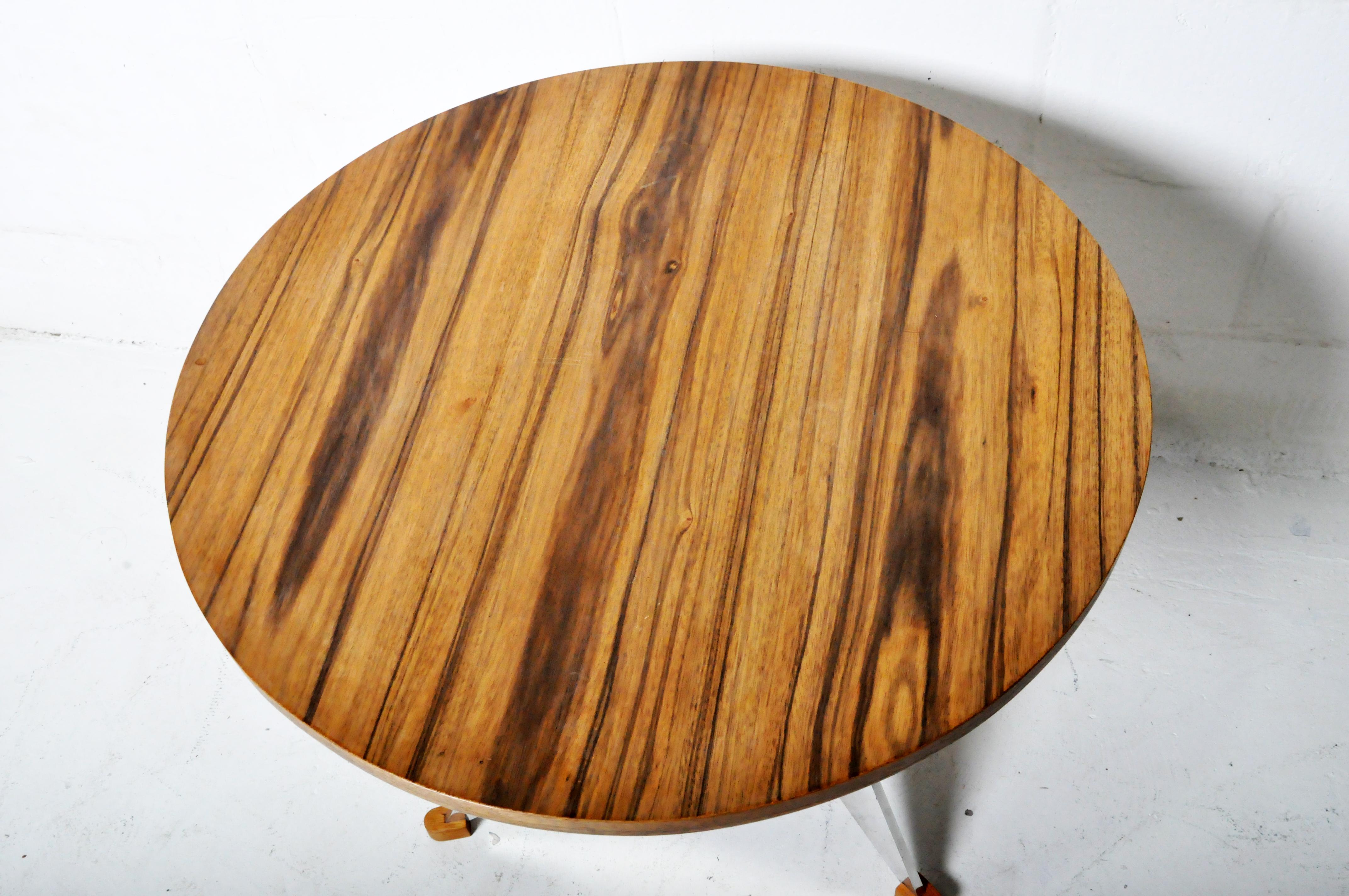 Brutalisme Table d'appoint ronde brutaliste avec pieds en métal en vente