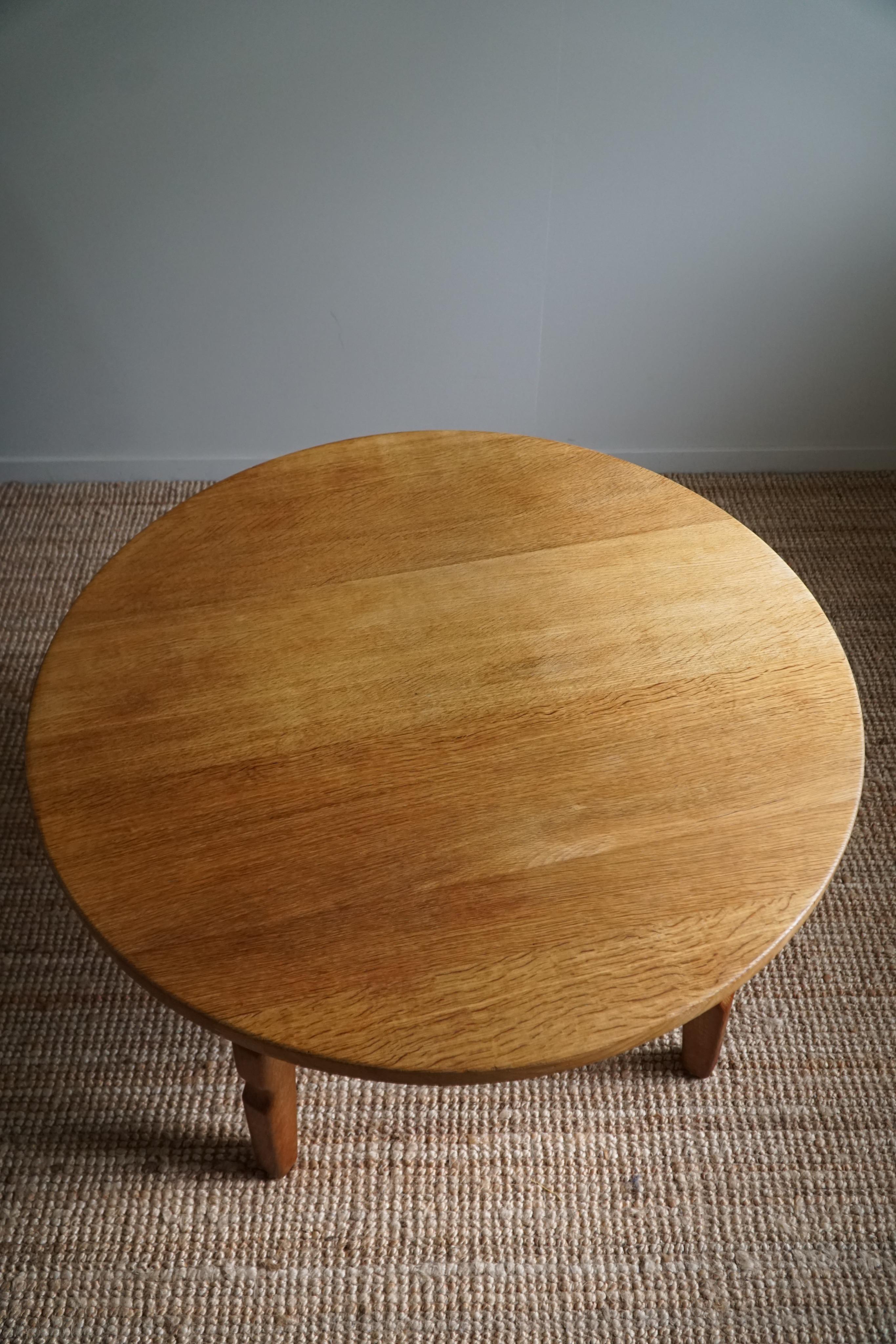 Round Brutalist Sofa Table in Solid Oak, 1960s, Henning Kjærnulf style, Denmark In Good Condition In Odense, DK
