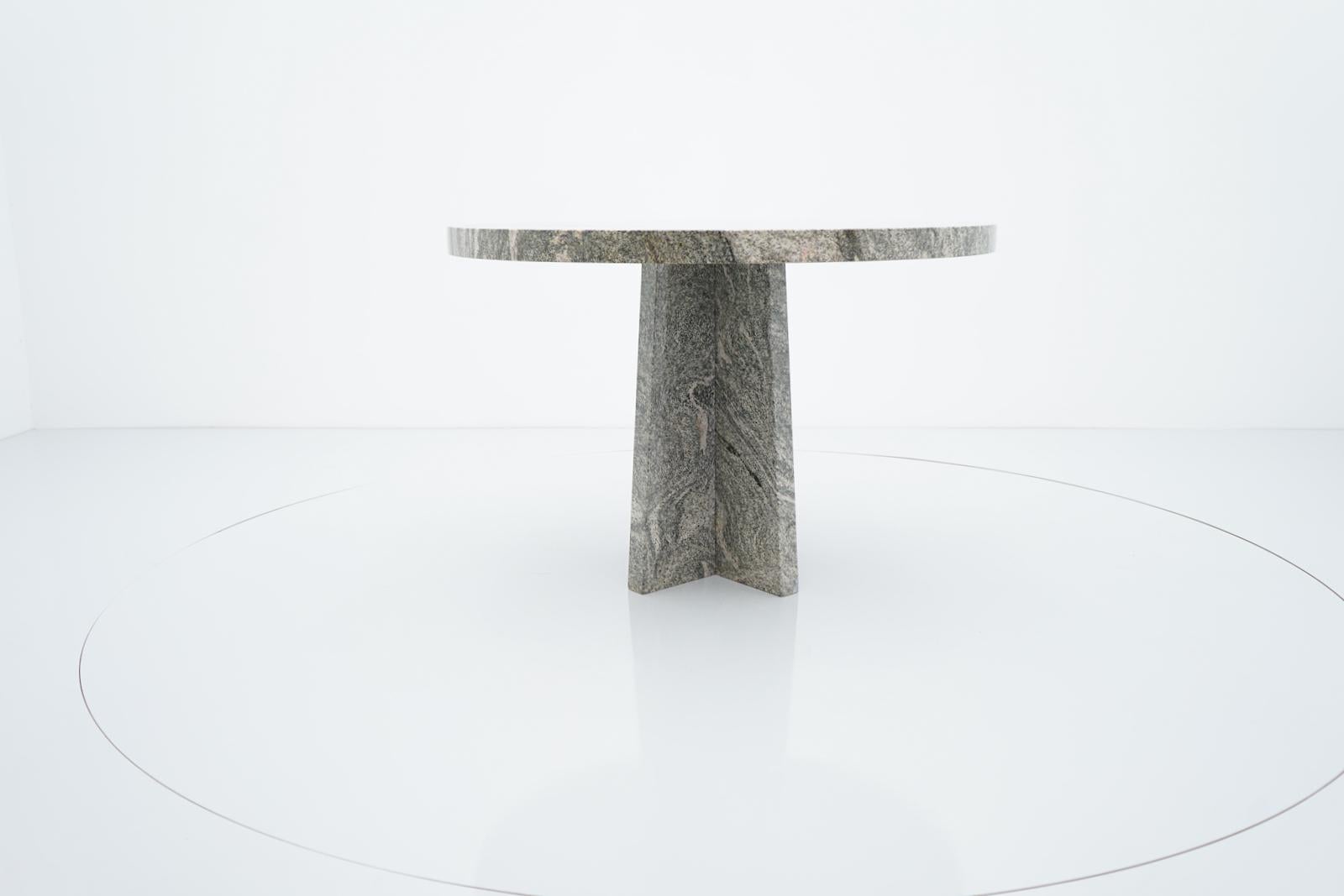 Brutalsitic granite dining table from the 1970s. Fantastic stone grain. The stone top has a diameter of 110.5 cm and is 5.2 cm thick. Only the table top weighs 141 kilos. The total weight is circa 220 Kilos.
Very good condition.