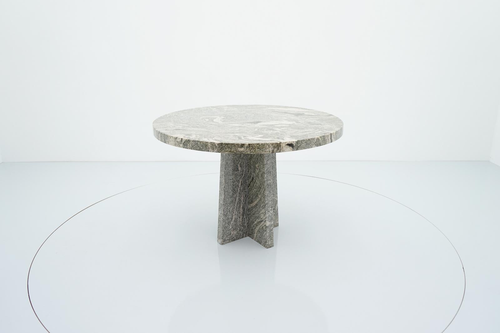 Round Brutalist Style Granite Stone Dining Table, 1970s In Good Condition For Sale In Frankfurt / Dreieich, DE