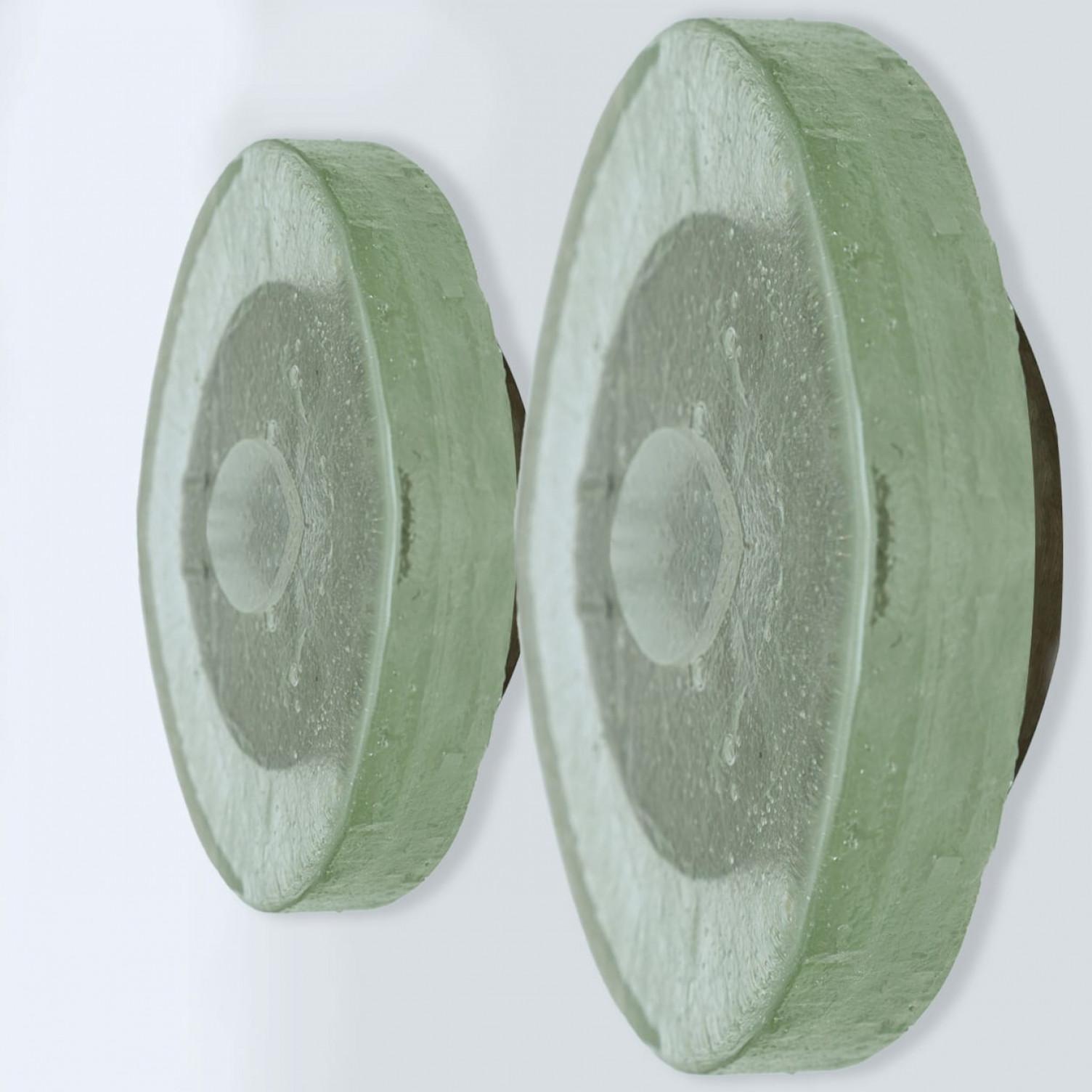Superbe glace bulls eye en verre et acier inoxydable à encastrer. Les généreux morceaux de verre de trois centimètres d'épaisseur qui sont utilisés dans cette collection de lampes sont synonymes de glace. Les éléments en verre ont été fusionnés dans