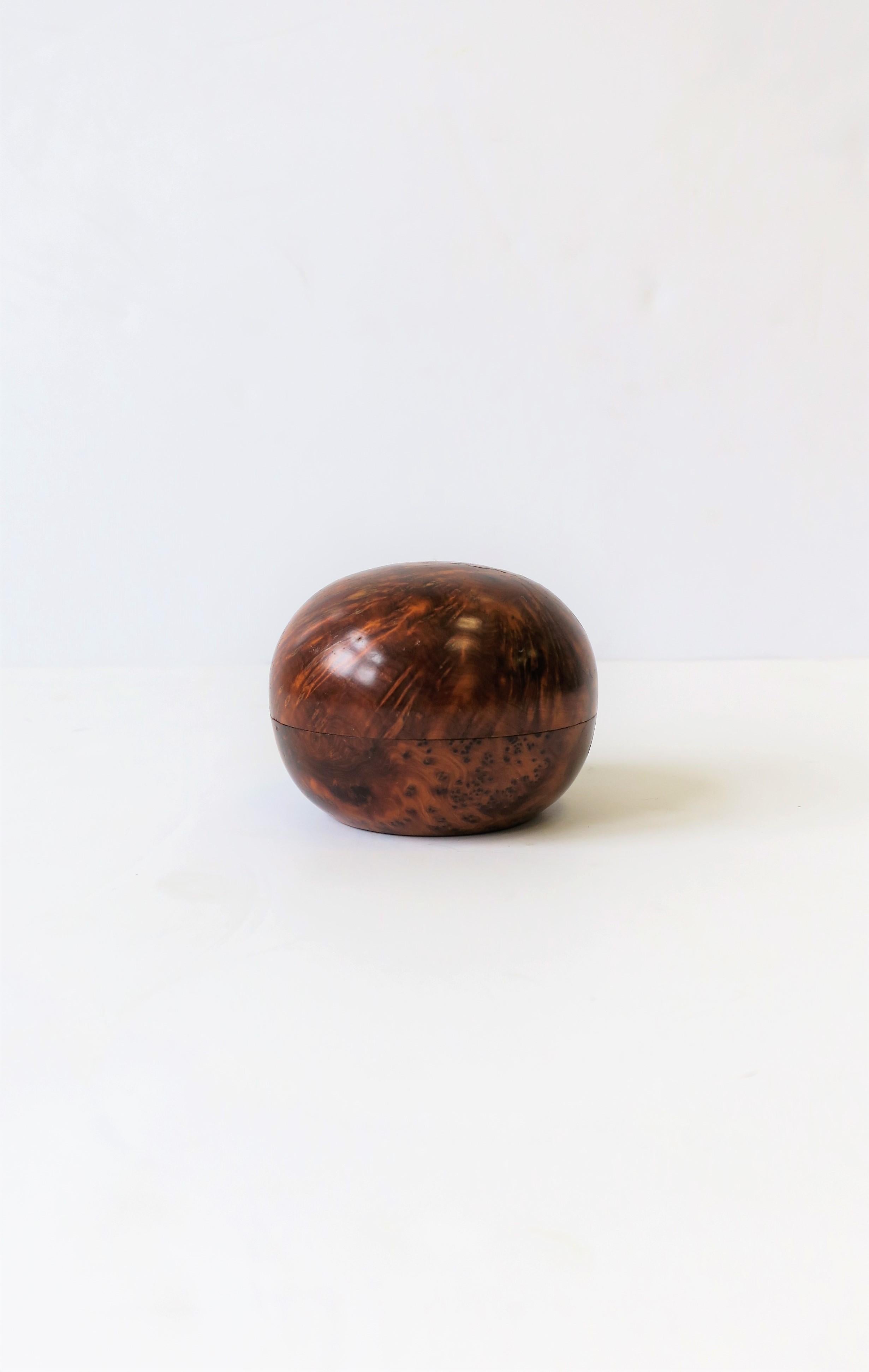 A small round burl wood trinket or jewelry box. Perfect to hold small items on a desk, vanity area, etc. Dimensions: 2.75