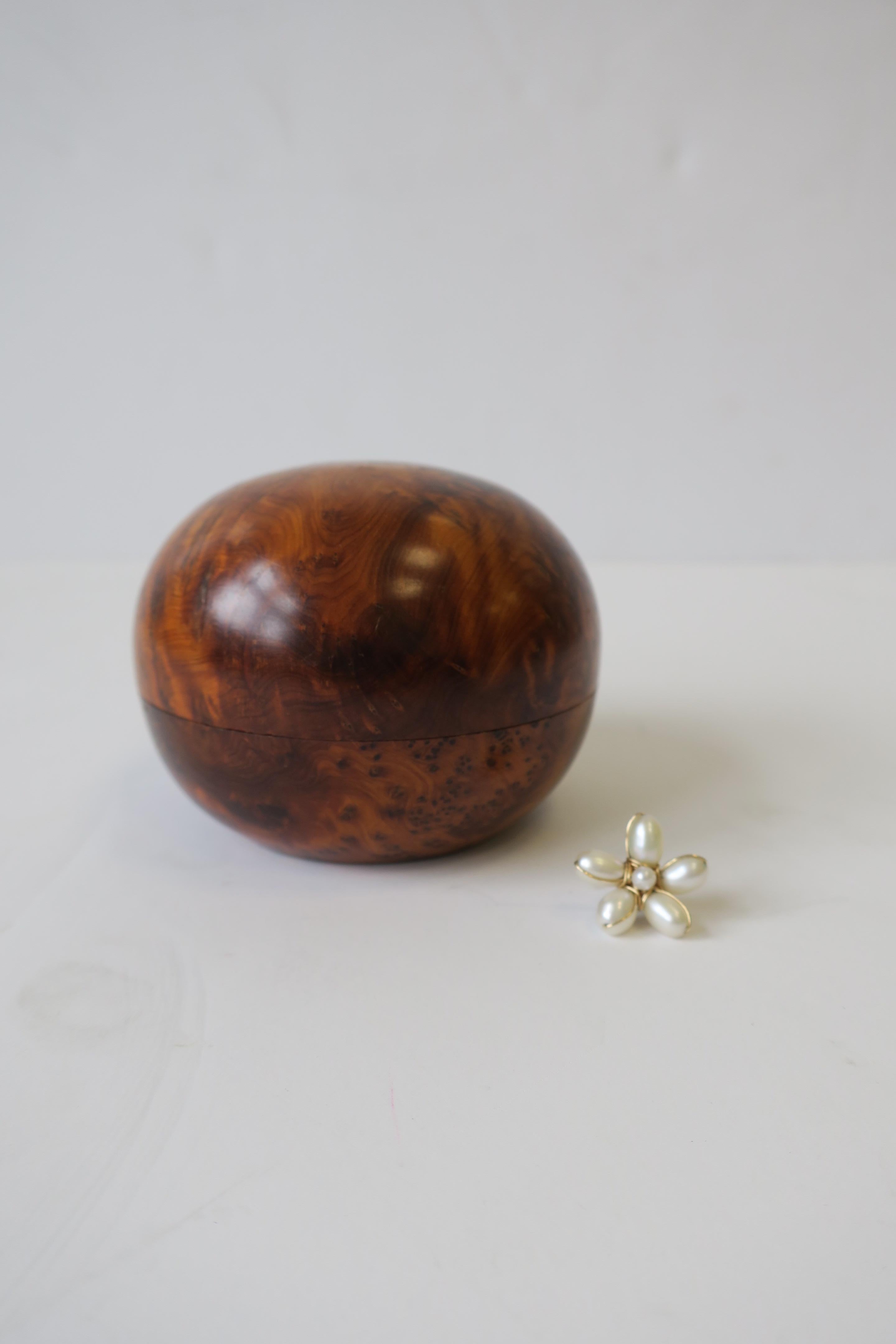 Burl Wood Trinket or Jewelry Box In Excellent Condition For Sale In New York, NY