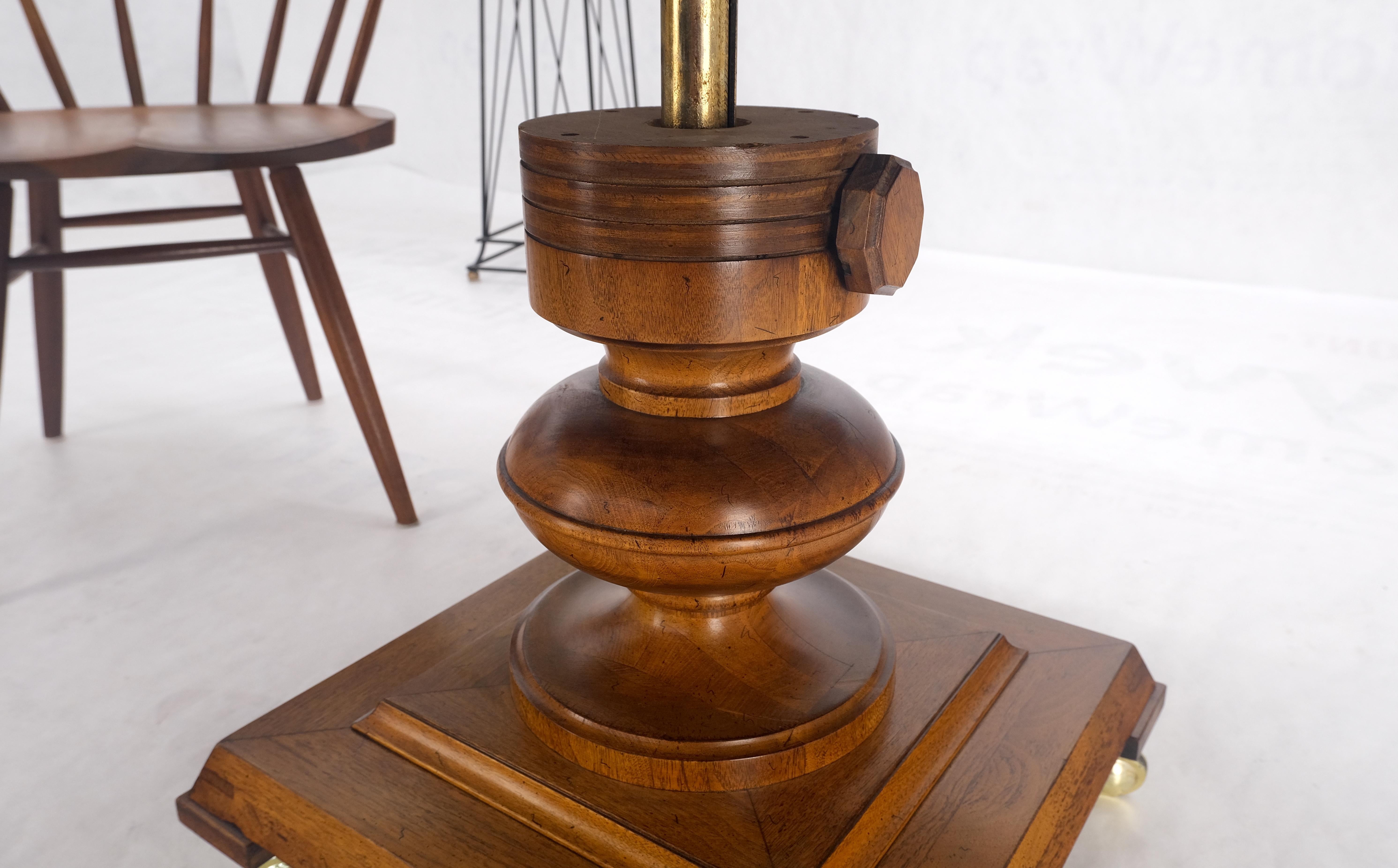 Round Burl Wood Adjustable Height Single Pedestal Base Dining-Coffee Table MINT! (Lackiert) im Angebot