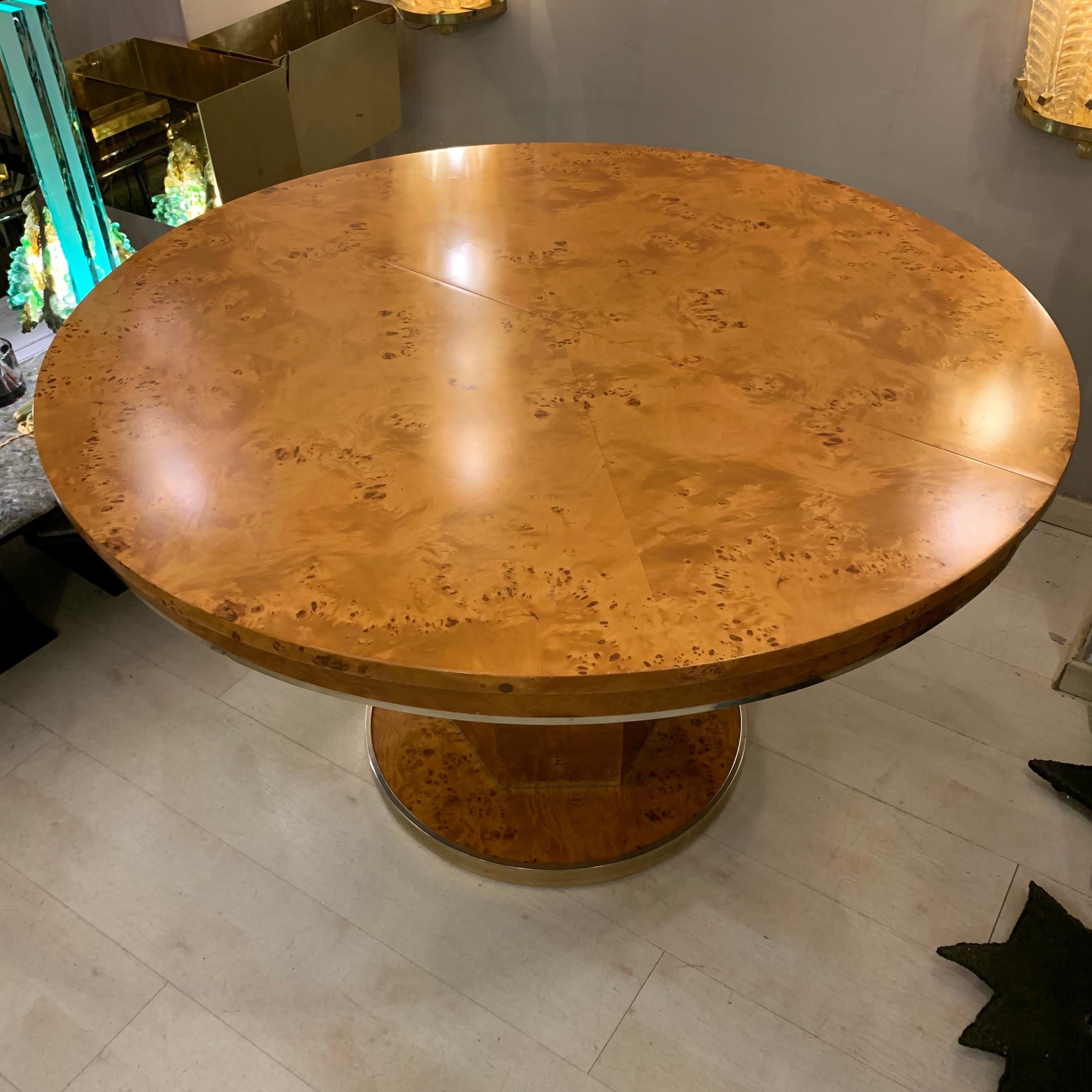 Round burl wood dining table with central pedestal base by j. C. Mahey, 1980s Jean-Claude Mahey round burl wood extendable dining table with central pedestal base and brass details.
Measurements with extension: 120 x 160 x 73.