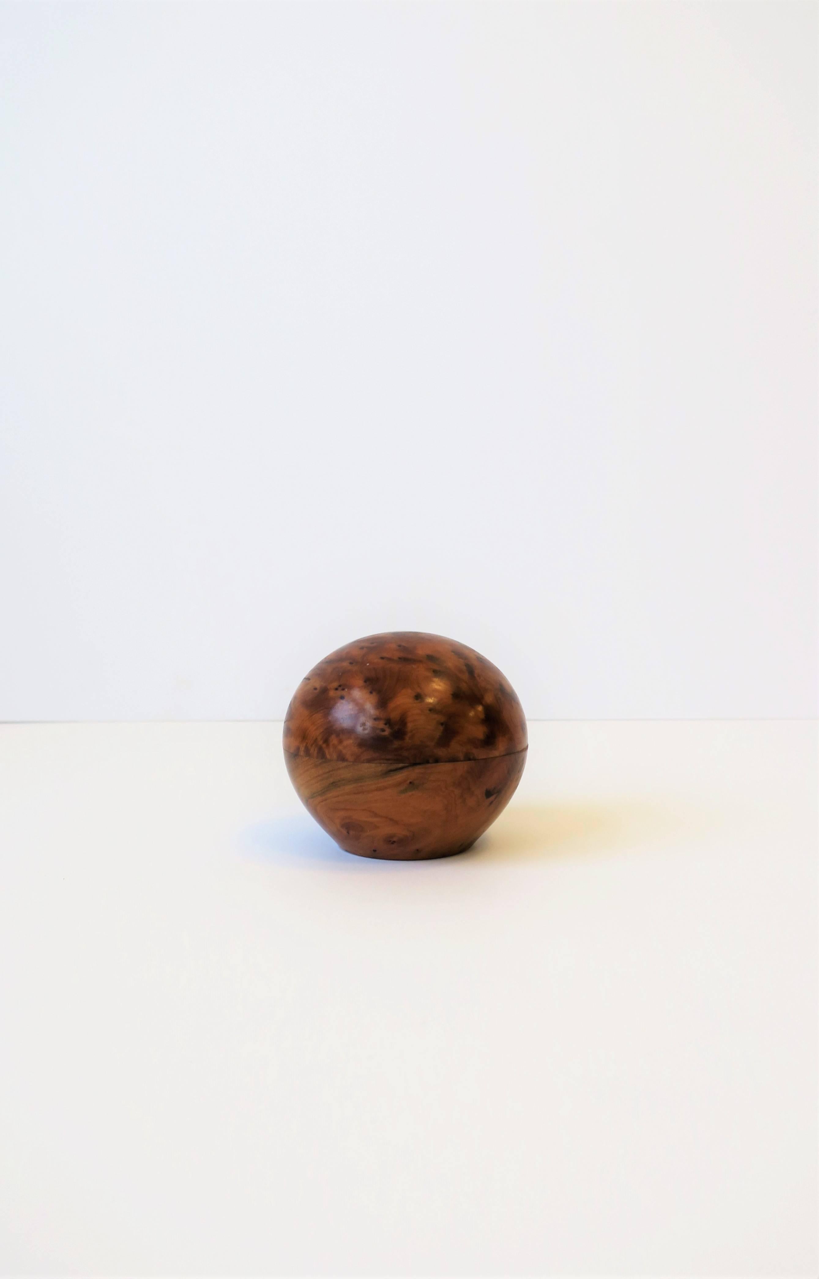 A beautiful small round burl wood trinket, jewelry, or vanity box. 

Measures: 3 in. H x 3.25 in. Diameter

Item available here online. By request, item can be made available by appointment to the Trade in New York.
   