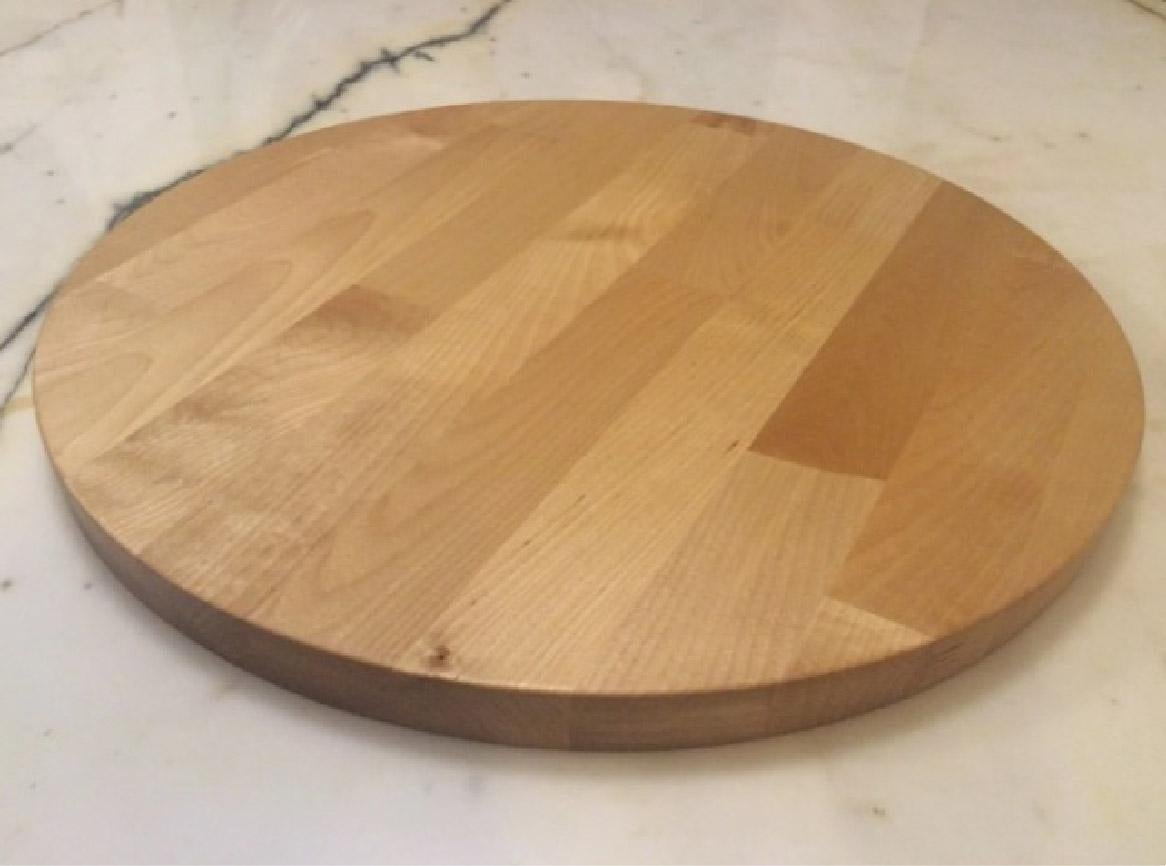Handgefertigter abgerundeter Fleischerblock. 

16 Zoll rund 
1 Zoll dick 

Massivholz, ein sehr haltbares MATERIAL, das jeder Küche Wärme verleiht. Feinkörnige Birke hat eine helle Farbe mit einem satinartigen Glanz, der mit dem Alter nachdunkelt.
