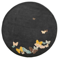 Runder Nepalesischer Schmetterlingsteppich: Anthrazitblau, Rosa, Orange. Wolle und Seide, individuell