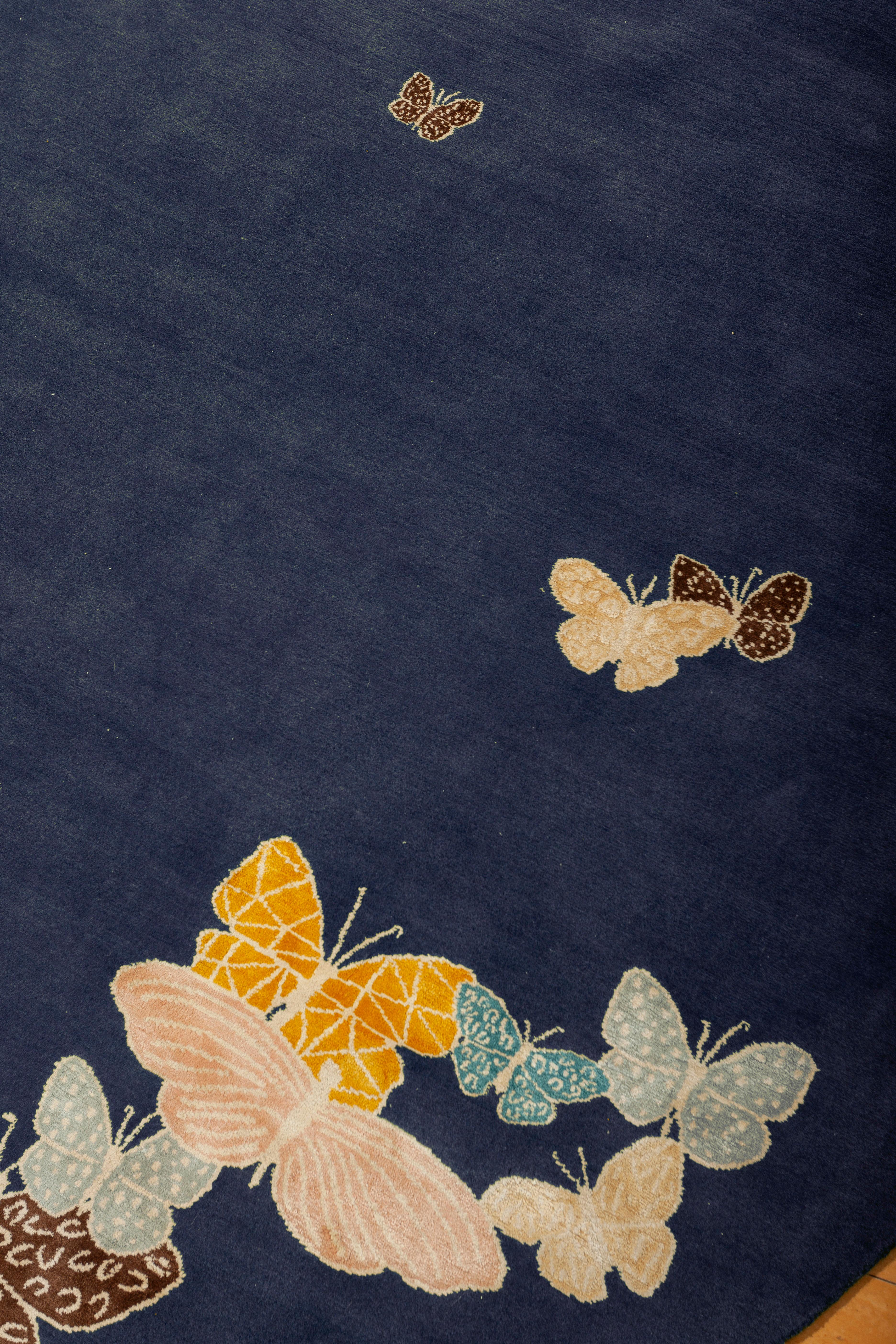 Népalais Tapis tibétain rond papillon : bleu, rose, orange. Laine et soie, sur mesure en vente