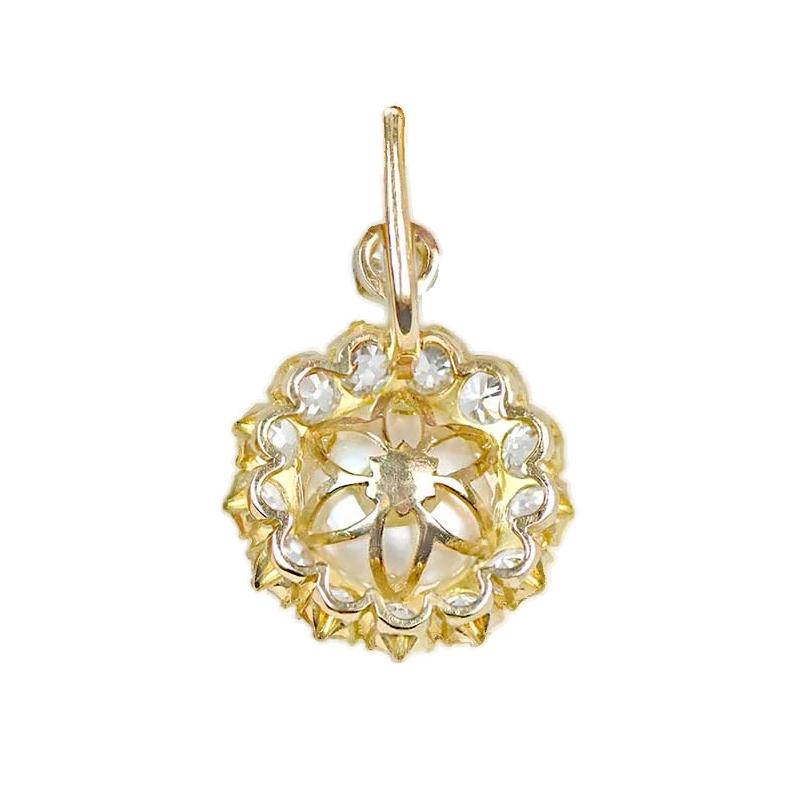 Taille vieille Europe Boucles d'oreilles en or jaune 18 carats, perles naturelles d'eau salée rondes, grappe de diamants en vente