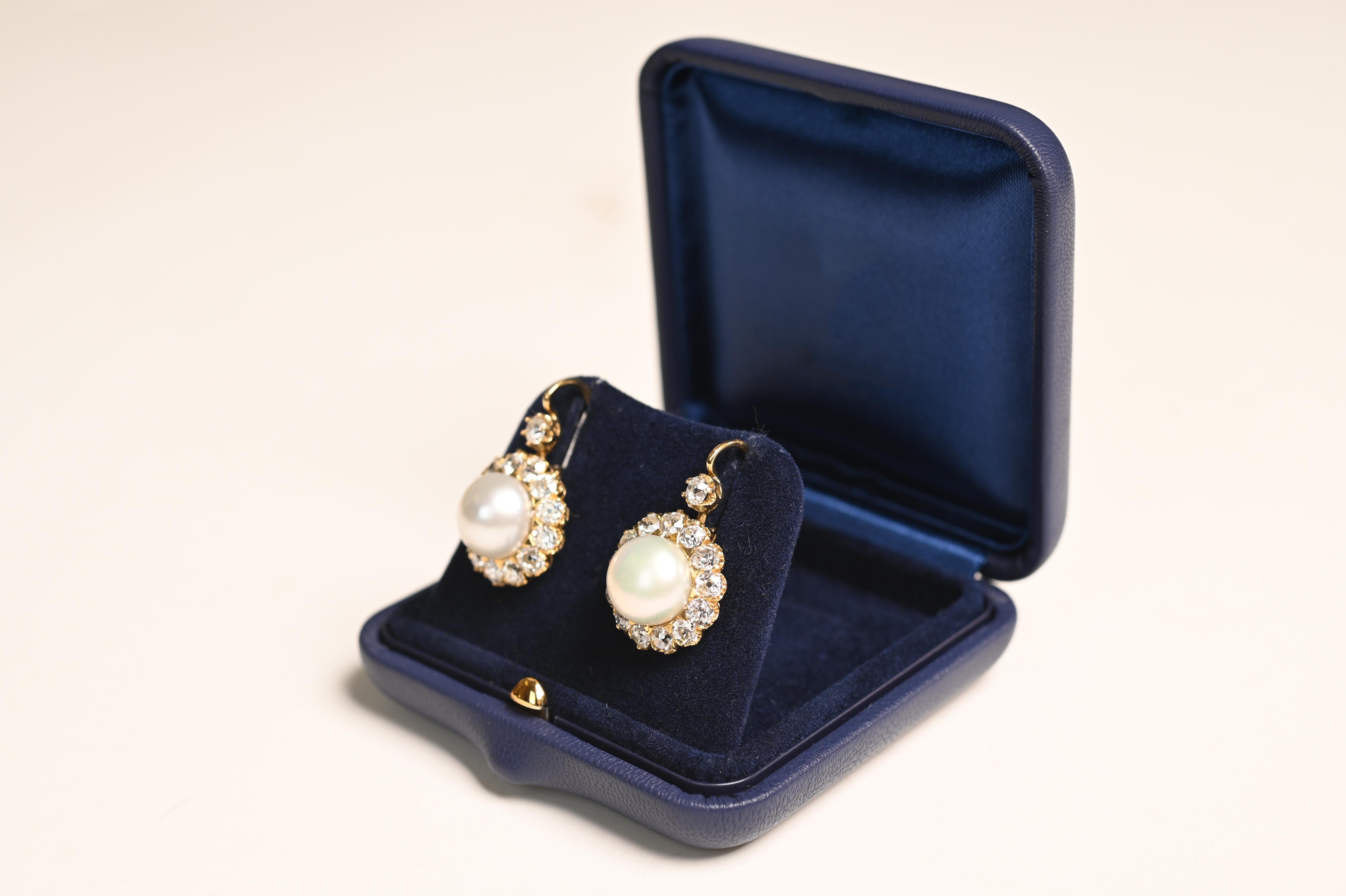 Runder Knopf Natürliche Salzwasserperlen-Ohrringe, Diamant-Cluster, 18k Gelbgold (Art déco) im Angebot