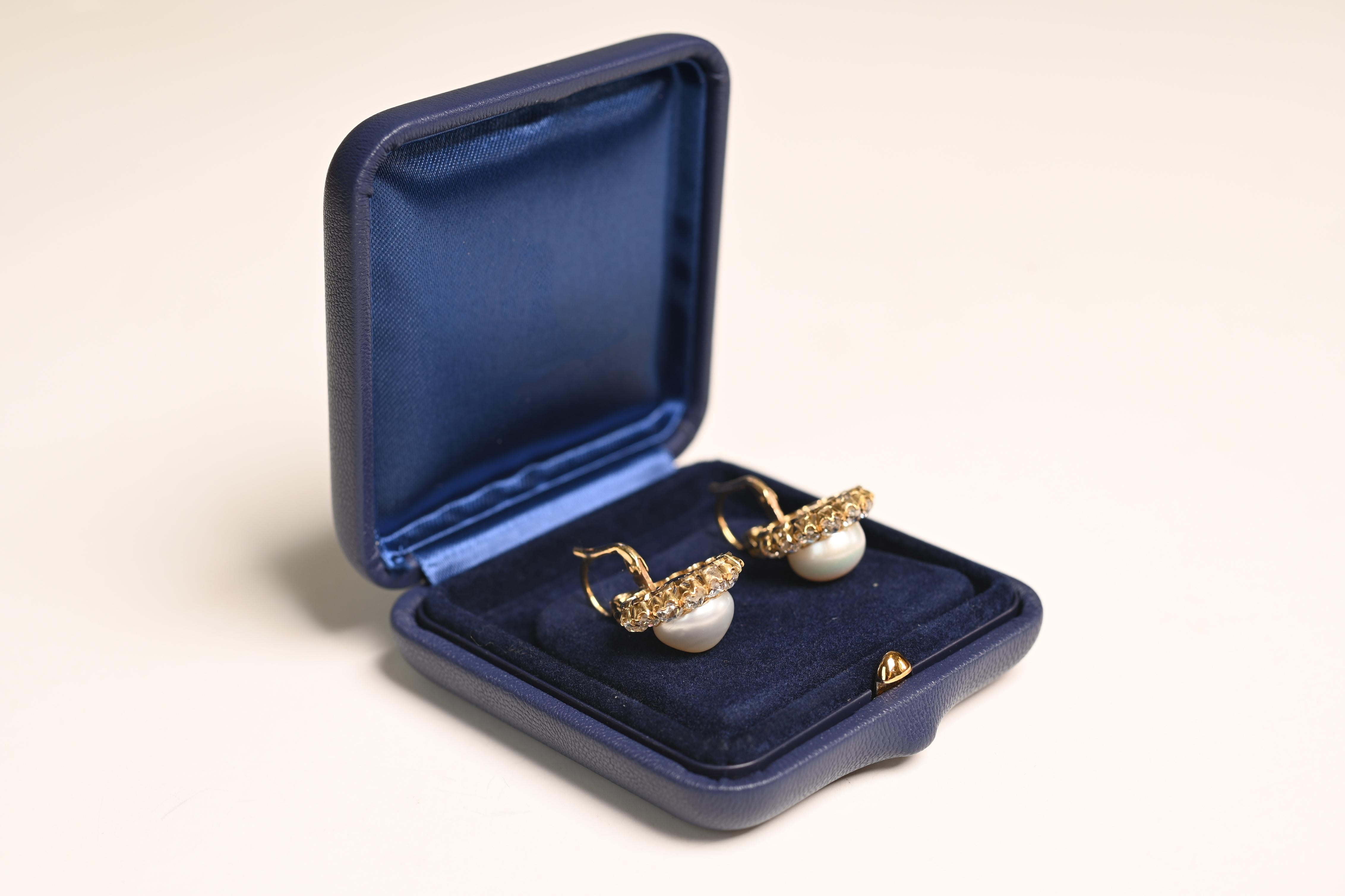 Runder Knopf Natürliche Salzwasserperlen-Ohrringe, Diamant-Cluster, 18k Gelbgold (Alteuropäischer Schliff) im Angebot