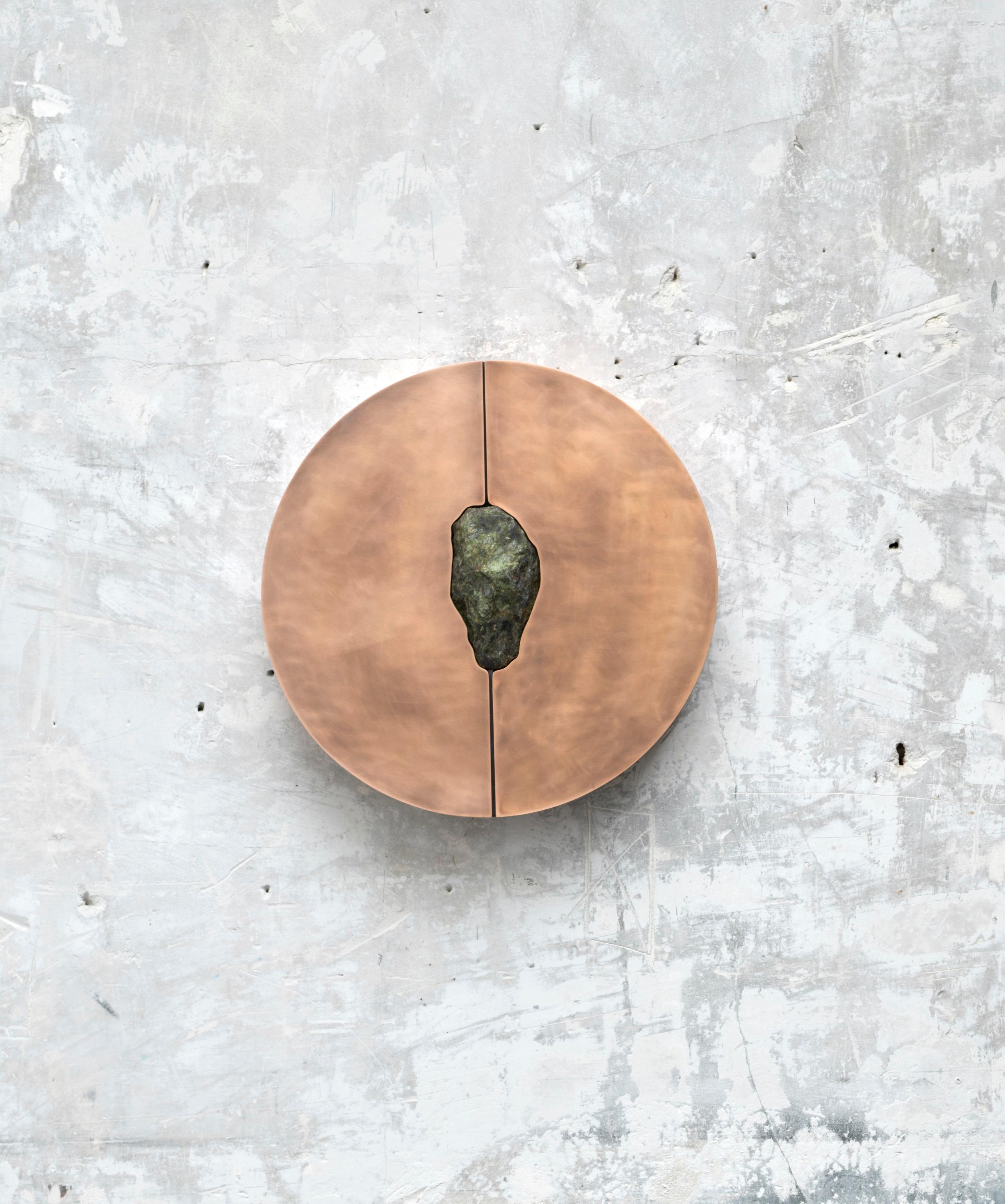 Mobile rotondo con pietra di giada grezza di Pierre De Valck
Un pezzo unico.
Dimensioni: P 56 x L 56 x H 17 cm.
Materiali: Bronzo patinato e pietra di giada grezza.

Pierre de Valck, Rick Owens, Pierre Jeanneret e Niclas Wolff, quattro artisti le