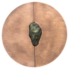 Unico mobile rotondo in bronzo patinato con pietra di giada grezza di Pierre De Valck