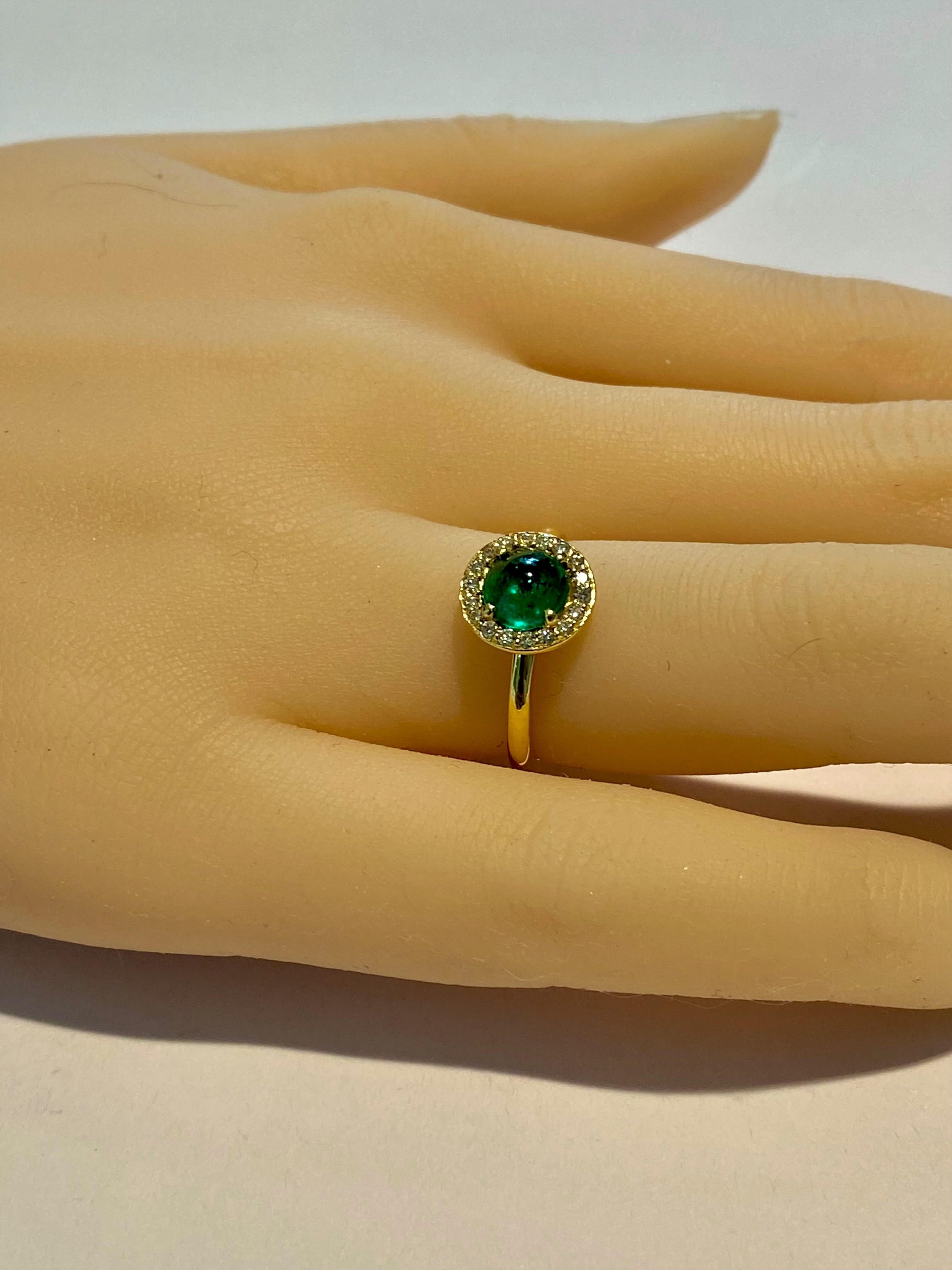 Round Cabochon Emerald and Diamond Cocktail Cluster Yellow Gold Ring In New Condition In New York, NY