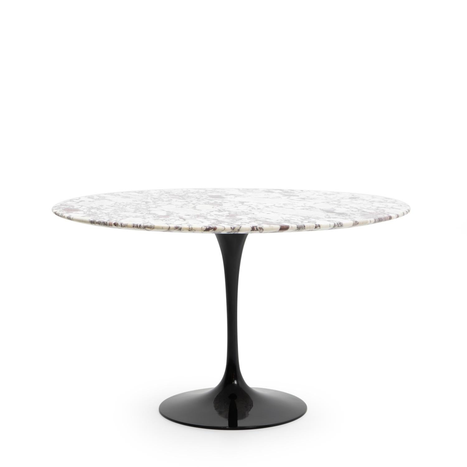 Round Tulip Table from the pedestal series designed by Eero Saarinen, produced by Knoll International.

Table top is cut from Calacatta Viola marble, with thick red/purple undertones. It is a highly sought after marble type due to its distinctive